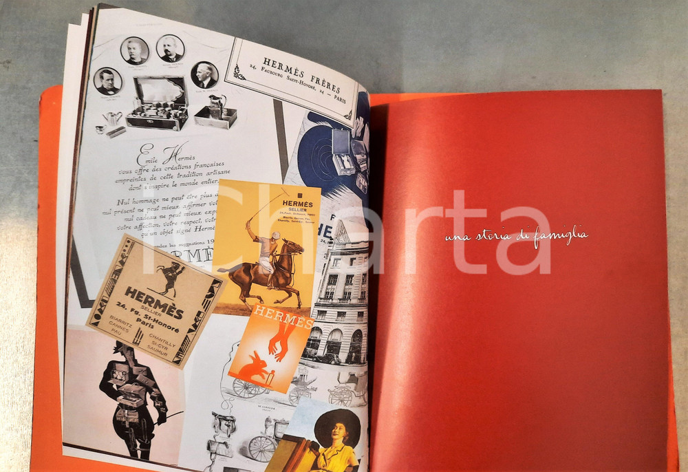 2013 PARIS HERMÈS - Catalogo ILLUSTRATO della Maison - 75 pp. Catalogo originale, riccamente illustrato, che presenta la Maison, la sua storia e la sua filosofia di vendita.PAGINE: 75 GOOD/buono ma tracce d'uso in copertina Formato: 19x25 cm originale e autentica 1