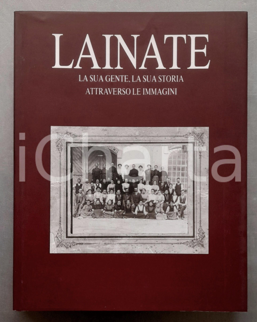 1995 LAINATE La sua gente la sua storia STORIA LOCALE *Libro 24x31 con cofanetto Volume con sovraccoperta e cofanetto.PAGINE: 142EDITORE: Nord Milano FAIR/discreto volume in buone condizioni, ma custodia danneggiata Formato: 24x31 cm originale e autentica 1
