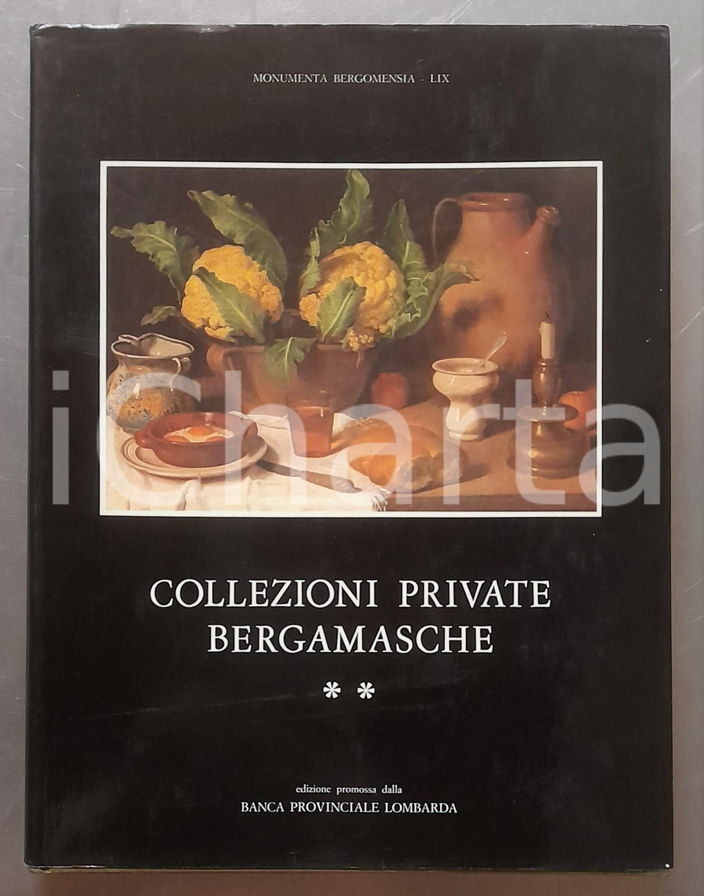 1981 BERGAMO Collezioni private bergamasche Volume II *Ed. MONUMENTA BERGOMENSIA Brossura editoriale, con copertina cartonata in tela e sovraccoperta.Edizione promossa dalla Banca Provinciale Lombarda; con 451 riproduzioni in bianco e nero e a colori.EDITORE: Monumenta Bergomensia - Bergamo.COLLANA: "Monumenta Bergomensia" n. LIX. FAIR/discreto buone condizioni interne, ma lievi impressioni, sbrecciature marginali e abrasioni alla sovraccoperta; lievi fioriturealla parte interna della sovraccoperta; lievi fioriture al taglio Formato: 24x32 cm originale e autentica 1