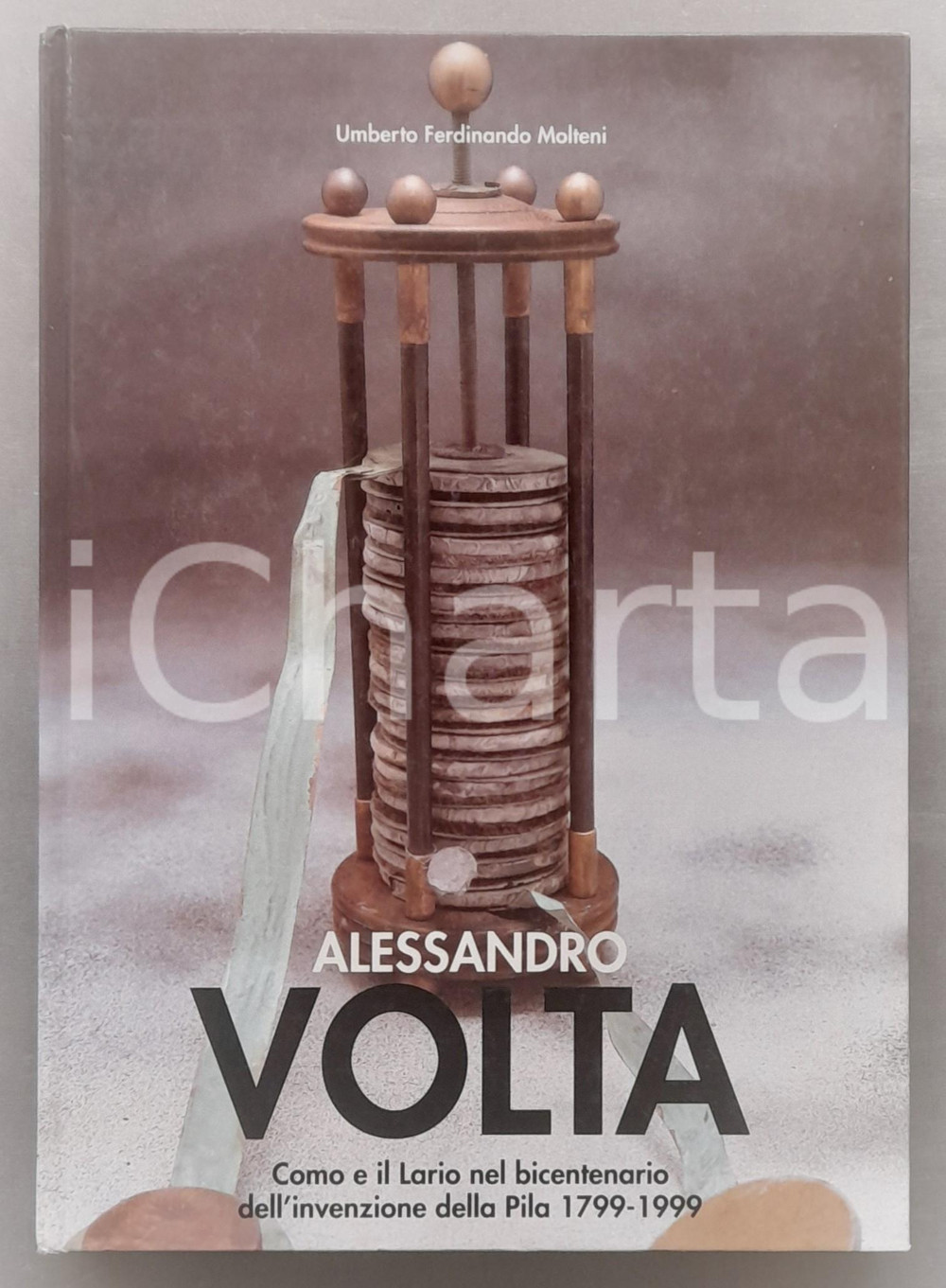 1999 U. F. MOLTENI - Alessandro Volta. Como e il Lario nel bicentenario Brossura editoriale, con copertina rigida illustrata.Illustrato b/n e a colori.PAGINE: 307EDITORE: Universit&agrave; Terza Et&agrave; "A. Volta" - Como FAIR/discreto tracce di umiditÃ  e adesioni ad alcune pagine interne Formato: 21x29 cm originale e autentica 1