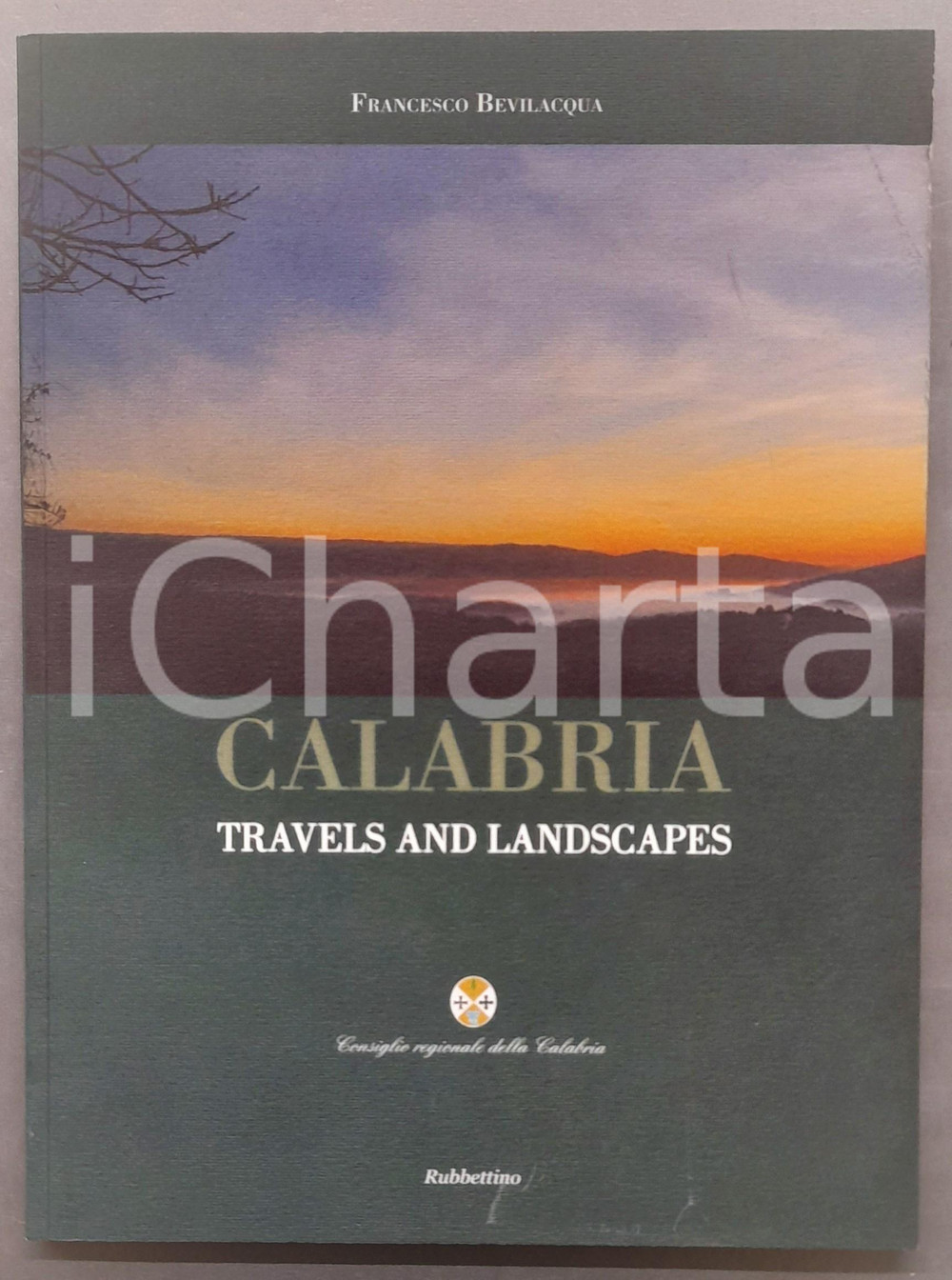2011 Francesco BEVILACQUA Calabria. Travels and landscapes - Ed. RUBBETTINO Brossura editoriale, con copertina flessibile.In lingua inglese.A cura del Consiglio Regionale della Calabria.PAGINE: 119EDITORE: Rubbettino GOOD/buono ma lievi sporcature in copertina Formato: 24x32 cm originale e autentica 1