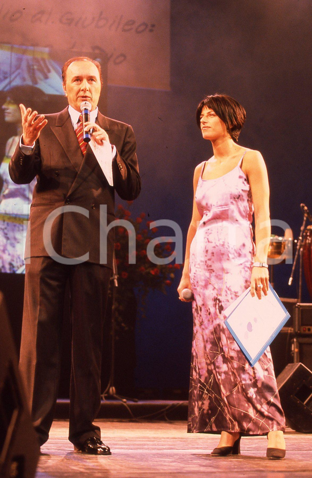 35mm vintage slide* 1999  GRANDE MEETING SANREMO Ettore ANDENNA e Mariadele (2)  Diapositiva d'epoca, in formato 35 mm.CONDIZIONI: GOODE' severamente vietata la riproduzione. Tutti i diritti sono riservati.Nella diapositiva ICharta mette in vendita, sul negozio eBay e in esclusiva sul sito "icharta" il proprio archivio composto da numerose diapositive e negativi fotografici d'epoca, tutti originali e autentici, che attraversano la storia del costume italiano tra gli la fine degli anni Sessanta e Novanta.Si tratta di uno sguardo inedito sull'attualit&agrave;, la politica, la vita quotidiana, il gossip e la cultura, che fotografa il cambiamento della nazione in quest'ultimo scorcio del XX secolo. Un'occasione unica per il mercato del collezionismo, che vede finalmente disponibile un archivio eccezionale per vastit&agrave;, tematiche e condizioni, in un settore (il negativo fotografico e la diapositiva) di assoluta novit&agrave; e dalle interessanti prospettive di investimento. GOOD/buono   originale e autentica 1