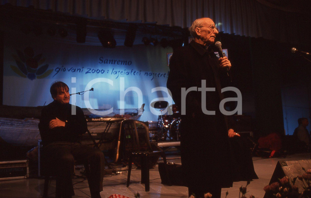 35mm vintage slide* 1999  GRANDE MEETING SANREMO Cardinale Ersilio TONINI  Diapositiva d'epoca, in formato 35 mm.CONDIZIONI: GOODE' severamente vietata la riproduzione. Tutti i diritti sono riservati.Nella diapositiva ICharta mette in vendita, sul negozio eBay e in esclusiva sul sito "icharta" il proprio archivio composto da numerose diapositive e negativi fotografici d'epoca, tutti originali e autentici, che attraversano la storia del costume italiano tra gli la fine degli anni Sessanta e Novanta.Si tratta di uno sguardo inedito sull'attualit&agrave;, la politica, la vita quotidiana, il gossip e la cultura, che fotografa il cambiamento della nazione in quest'ultimo scorcio del XX secolo. Un'occasione unica per il mercato del collezionismo, che vede finalmente disponibile un archivio eccezionale per vastit&agrave;, tematiche e condizioni, in un settore (il negativo fotografico e la diapositiva) di assoluta novit&agrave; e dalle interessanti prospettive di investimento. GOOD/buono   originale e autentica 1