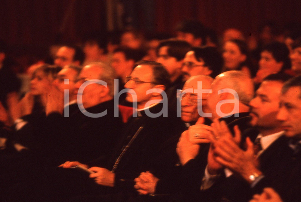 35mm vintage slide* 1999  GRANDE MEETING SANREMO Cardinale TONINI in platea (1)  Diapositiva d'epoca, in formato 35 mm.Nella diapositiva appaiono anche il vescovo Giacomo Barnabino e il vicesindaco Bissolotti.CONDIZIONI: GOODE' severamente vietata la riproduzione. Tutti i diritti sono riservati.Nella diapositiva ICharta mette in vendita, sul negozio eBay e in esclusiva sul sito "icharta" il proprio archivio composto da numerose diapositive e negativi fotografici d'epoca, tutti originali e autentici, che attraversano la storia del costume italiano tra gli la fine degli anni Sessanta e Novanta.Si tratta di uno sguardo inedito sull'attualit&agrave;, la politica, la vita quotidiana, il gossip e la cultura, che fotografa il cambiamento della nazione in quest'ultimo scorcio del XX secolo. Un'occasione unica per il mercato del collezionismo, che vede finalmente disponibile un archivio eccezionale per vastit&agrave;, tematiche e condizioni, in un settore (il negativo fotografico e la diapositiva) di assoluta novit&agrave; e dalle interessanti prospettive di investimento. GOOD/buono   originale e autentica 1