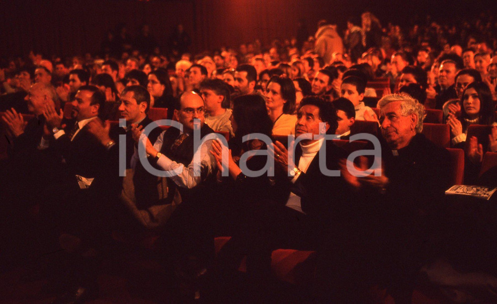 35mm vintage slide* 1999  GRANDE MEETING SANREMO platea dell'Ariston  Diapositiva d'epoca, in formato 35 mm.Nella diapositiva appaionoi tra le autorit&agrave; il vescovo Giacomo Barnabino e il vicesindaco Bissolotti.CONDIZIONI: GOODE' severamente vietata la riproduzione. Tutti i diritti sono riservati.Nella diapositiva ICharta mette in vendita, sul negozio eBay e in esclusiva sul sito "icharta" il proprio archivio composto da numerose diapositive e negativi fotografici d'epoca, tutti originali e autentici, che attraversano la storia del costume italiano tra gli la fine degli anni Sessanta e Novanta.Si tratta di uno sguardo inedito sull'attualit&agrave;, la politica, la vita quotidiana, il gossip e la cultura, che fotografa il cambiamento della nazione in quest'ultimo scorcio del XX secolo. Un'occasione unica per il mercato del collezionismo, che vede finalmente disponibile un archivio eccezionale per vastit&agrave;, tematiche e condizioni, in un settore (il negativo fotografico e la diapositiva) di assoluta novit&agrave; e dalle interessanti prospettive di investimento. GOOD/buono   originale e autentica 1