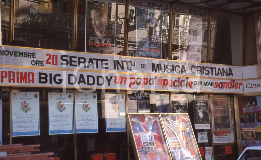 35mm vintage slide* 1999  GRANDE MEETING SANREMO ingresso dell'Ariston  Diapositiva d'epoca, in formato 35 mm.CONDIZIONI: GOODE' severamente vietata la riproduzione. Tutti i diritti sono riservati.Nella diapositiva ICharta mette in vendita, sul negozio eBay e in esclusiva sul sito "icharta" il proprio archivio composto da numerose diapositive e negativi fotografici d'epoca, tutti originali e autentici, che attraversano la storia del costume italiano tra gli la fine degli anni Sessanta e Novanta.Si tratta di uno sguardo inedito sull'attualit&agrave;, la politica, la vita quotidiana, il gossip e la cultura, che fotografa il cambiamento della nazione in quest'ultimo scorcio del XX secolo. Un'occasione unica per il mercato del collezionismo, che vede finalmente disponibile un archivio eccezionale per vastit&agrave;, tematiche e condizioni, in un settore (il negativo fotografico e la diapositiva) di assoluta novit&agrave; e dalle interessanti prospettive di investimento. GOOD/buono   originale e autentica 1