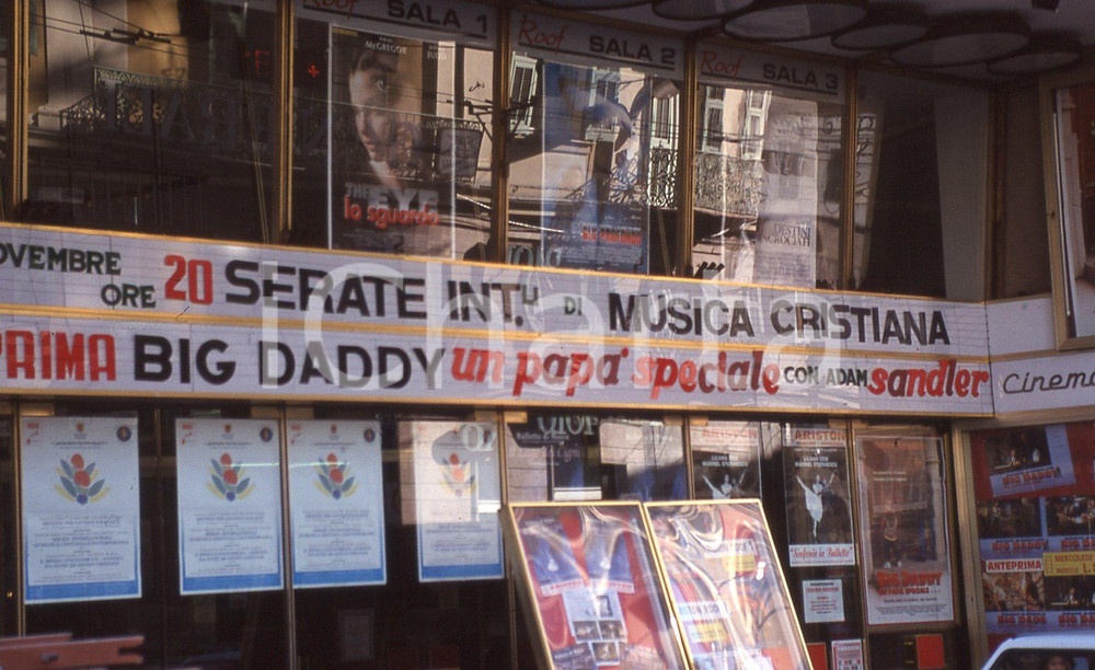 35mm vintage slide* 1999  GRANDE MEETING SANREMO ingresso dell'Ariston (1)  Diapositiva d'epoca, in formato 35 mm.CONDIZIONI: GOODE' severamente vietata la riproduzione. Tutti i diritti sono riservati.Nella diapositiva ICharta mette in vendita, sul negozio eBay e in esclusiva sul sito "icharta" il proprio archivio composto da numerose diapositive e negativi fotografici d'epoca, tutti originali e autentici, che attraversano la storia del costume italiano tra gli la fine degli anni Sessanta e Novanta.Si tratta di uno sguardo inedito sull'attualit&agrave;, la politica, la vita quotidiana, il gossip e la cultura, che fotografa il cambiamento della nazione in quest'ultimo scorcio del XX secolo. Un'occasione unica per il mercato del collezionismo, che vede finalmente disponibile un archivio eccezionale per vastit&agrave;, tematiche e condizioni, in un settore (il negativo fotografico e la diapositiva) di assoluta novit&agrave; e dalle interessanti prospettive di investimento. GOOD/buono   originale e autentica 1