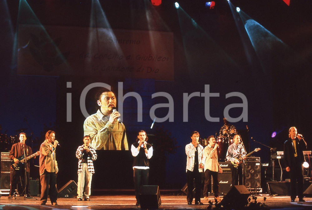 35mm vintage slide* 1999 GRANDE MEETING SANREMO complesso GEN ROSSO sul palco 1  Diapositiva d'epoca, in formato 35 mm.CONDIZIONI: GOODNella diapositiva sono ripresi mentre cantano Costellazioni.E' severamente vietata la riproduzione. Tutti i diritti sono riservati.Nella diapositiva ICharta mette in vendita, sul negozio eBay e in esclusiva sul sito "icharta" il proprio archivio composto da numerose diapositive e negativi fotografici d'epoca, tutti originali e autentici, che attraversano la storia del costume italiano tra gli la fine degli anni Sessanta e Novanta.Si tratta di uno sguardo inedito sull'attualit&agrave;, la politica, la vita quotidiana, il gossip e la cultura, che fotografa il cambiamento della nazione in quest'ultimo scorcio del XX secolo. Un'occasione unica per il mercato del collezionismo, che vede finalmente disponibile un archivio eccezionale per vastit&agrave;, tematiche e condizioni, in un settore (il negativo fotografico e la diapositiva) di assoluta novit&agrave; e dalle interessanti prospettive di investimento. GOOD/buono   originale e autentica 1