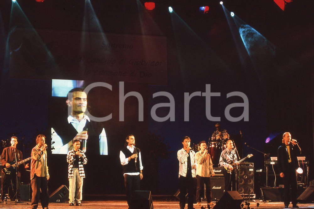 35mm vintage slide* 1999 GRANDE MEETING SANREMO complesso GEN ROSSO sul palco 2  Diapositiva d'epoca, in formato 35 mm.CONDIZIONI: GOODNella diapositiva sono ripresi mentre cantano Costellazioni.E' severamente vietata la riproduzione. Tutti i diritti sono riservati.Nella diapositiva ICharta mette in vendita, sul negozio eBay e in esclusiva sul sito "icharta" il proprio archivio composto da numerose diapositive e negativi fotografici d'epoca, tutti originali e autentici, che attraversano la storia del costume italiano tra gli la fine degli anni Sessanta e Novanta.Si tratta di uno sguardo inedito sull'attualit&agrave;, la politica, la vita quotidiana, il gossip e la cultura, che fotografa il cambiamento della nazione in quest'ultimo scorcio del XX secolo. Un'occasione unica per il mercato del collezionismo, che vede finalmente disponibile un archivio eccezionale per vastit&agrave;, tematiche e condizioni, in un settore (il negativo fotografico e la diapositiva) di assoluta novit&agrave; e dalle interessanti prospettive di investimento. GOOD/buono   originale e autentica 1