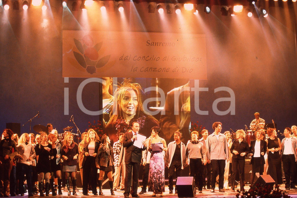 35mm vintage slide* 1999 GRANDE MEETING SANREMO Ettore ANDENNA e MARIADELE (2)  Diapositiva d'epoca, in formato 35 mm.CONDIZIONI: GOODNella diapositiva compaiono i componenti del guppo vocale Emmanuel.E' severamente vietata la riproduzione. Tutti i diritti sono riservati.Nella diapositiva ICharta mette in vendita, sul negozio eBay e in esclusiva sul sito "icharta" il proprio archivio composto da numerose diapositive e negativi fotografici d'epoca, tutti originali e autentici, che attraversano la storia del costume italiano tra gli la fine degli anni Sessanta e Novanta.Si tratta di uno sguardo inedito sull'attualit&agrave;, la politica, la vita quotidiana, il gossip e la cultura, che fotografa il cambiamento della nazione in quest'ultimo scorcio del XX secolo. Un'occasione unica per il mercato del collezionismo, che vede finalmente disponibile un archivio eccezionale per vastit&agrave;, tematiche e condizioni, in un settore (il negativo fotografico e la diapositiva) di assoluta novit&agrave; e dalle interessanti prospettive di investimento. GOOD/buono   originale e autentica 1