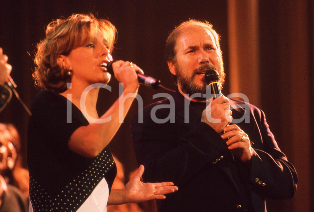 35mm vintage slide 1999 GRANDE MEETING SANREMO Giuseppe CIONFOLI  Diapositiva d'epoca, in formato 35 mm.CONDIZIONI: GOODE' severamente vietata la riproduzione. Tutti i diritti sono riservati.Nella diapositiva ICharta mette in vendita, sul negozio eBay e in esclusiva sul sito "icharta" il proprio archivio composto da numerose diapositive e negativi fotografici d'epoca, tutti originali e autentici, che attraversano la storia del costume italiano tra gli la fine degli anni Sessanta e Novanta.Si tratta di uno sguardo inedito sull'attualit&agrave;, la politica, la vita quotidiana, il gossip e la cultura, che fotografa il cambiamento della nazione in quest'ultimo scorcio del XX secolo. Un'occasione unica per il mercato del collezionismo, che vede finalmente disponibile un archivio eccezionale per vastit&agrave;, tematiche e condizioni, in un settore (il negativo fotografico e la diapositiva) di assoluta novit&agrave; e dalle interessanti prospettive di investimento. GOOD/buono   originale e autentica 1