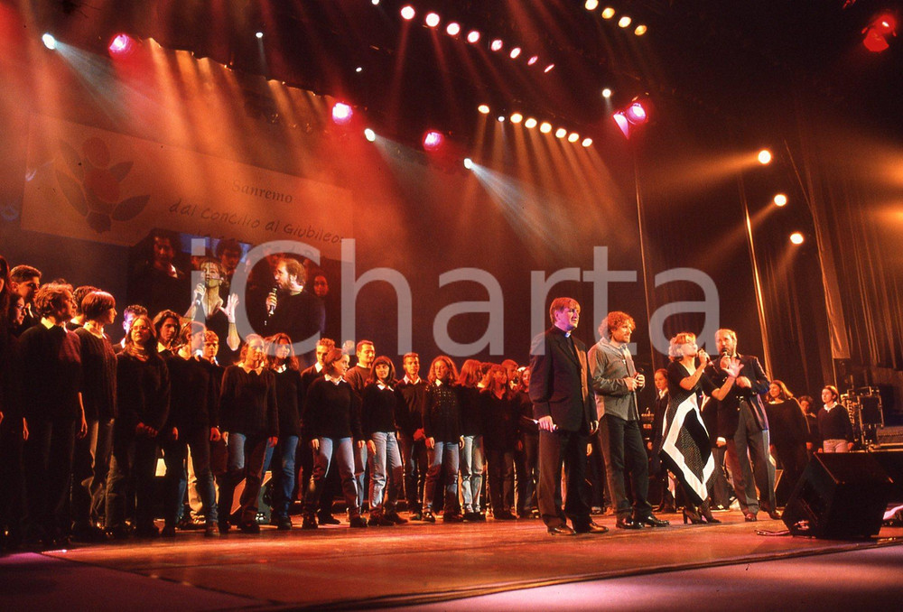 35mm vintage slide* 1999 GRANDE MEETING SANREMO Giuseppe CIONFOLI e Giosy CENTO  Diapositiva d'epoca, in formato 35 mm.CONDIZIONI: GOODE' severamente vietata la riproduzione. Tutti i diritti sono riservati.Nella diapositiva ICharta mette in vendita, sul negozio eBay e in esclusiva sul sito "icharta" il proprio archivio composto da numerose diapositive e negativi fotografici d'epoca, tutti originali e autentici, che attraversano la storia del costume italiano tra gli la fine degli anni Sessanta e Novanta.Si tratta di uno sguardo inedito sull'attualit&agrave;, la politica, la vita quotidiana, il gossip e la cultura, che fotografa il cambiamento della nazione in quest'ultimo scorcio del XX secolo. Un'occasione unica per il mercato del collezionismo, che vede finalmente disponibile un archivio eccezionale per vastit&agrave;, tematiche e condizioni, in un settore (il negativo fotografico e la diapositiva) di assoluta novit&agrave; e dalle interessanti prospettive di investimento. GOOD/buono   originale e autentica 1