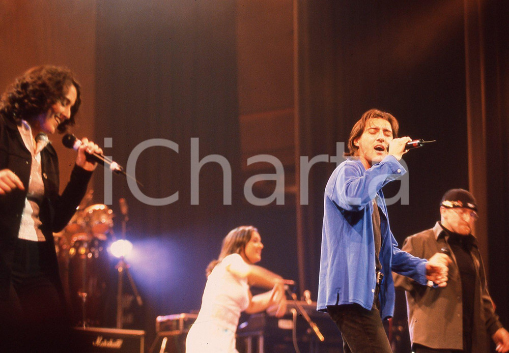 35mm vintage slide* 1999 GRANDE MEETING SANREMO gruppo Canto Ligure  Diapositiva d'epoca, in formato 35 mm.CONDIZIONI: GOODE' severamente vietata la riproduzione. Tutti i diritti sono riservati.Nella diapositiva ICharta mette in vendita, sul negozio eBay e in esclusiva sul sito "icharta" il proprio archivio composto da numerose diapositive e negativi fotografici d'epoca, tutti originali e autentici, che attraversano la storia del costume italiano tra gli la fine degli anni Sessanta e Novanta.Si tratta di uno sguardo inedito sull'attualit&agrave;, la politica, la vita quotidiana, il gossip e la cultura, che fotografa il cambiamento della nazione in quest'ultimo scorcio del XX secolo. Un'occasione unica per il mercato del collezionismo, che vede finalmente disponibile un archivio eccezionale per vastit&agrave;, tematiche e condizioni, in un settore (il negativo fotografico e la diapositiva) di assoluta novit&agrave; e dalle interessanti prospettive di investimento. GOOD/buono   originale e autentica 1