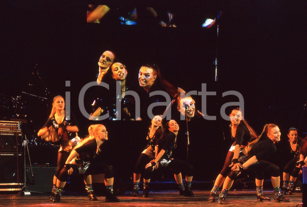 35mm vintage slide* 1999 GRANDE MEETING SANREMO gruppo ballo Ligure  Diapositiva d'epoca, in formato 35 mm.CONDIZIONI: GOODE' severamente vietata la riproduzione. Tutti i diritti sono riservati.Nella diapositiva ICharta mette in vendita, sul negozio eBay e in esclusiva sul sito "icharta" il proprio archivio composto da numerose diapositive e negativi fotografici d'epoca, tutti originali e autentici, che attraversano la storia del costume italiano tra gli la fine degli anni Sessanta e Novanta.Si tratta di uno sguardo inedito sull'attualit&agrave;, la politica, la vita quotidiana, il gossip e la cultura, che fotografa il cambiamento della nazione in quest'ultimo scorcio del XX secolo. Un'occasione unica per il mercato del collezionismo, che vede finalmente disponibile un archivio eccezionale per vastit&agrave;, tematiche e condizioni, in un settore (il negativo fotografico e la diapositiva) di assoluta novit&agrave; e dalle interessanti prospettive di investimento. GOOD/buono   originale e autentica 1