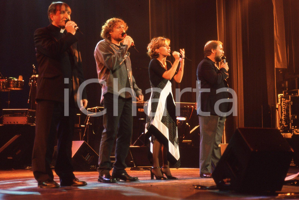 35mm vintage slide* 1999 GRANDE MEETING SANREMO Giuseppe CIONFOLI  Giosy CENTO 7  Diapositiva d'epoca, in formato 35 mm.CONDIZIONI: GOODE' severamente vietata la riproduzione. Tutti i diritti sono riservati.Nella diapositiva ICharta mette in vendita, sul negozio eBay e in esclusiva sul sito "icharta" il proprio archivio composto da numerose diapositive e negativi fotografici d'epoca, tutti originali e autentici, che attraversano la storia del costume italiano tra gli la fine degli anni Sessanta e Novanta.Si tratta di uno sguardo inedito sull'attualit&agrave;, la politica, la vita quotidiana, il gossip e la cultura, che fotografa il cambiamento della nazione in quest'ultimo scorcio del XX secolo. Un'occasione unica per il mercato del collezionismo, che vede finalmente disponibile un archivio eccezionale per vastit&agrave;, tematiche e condizioni, in un settore (il negativo fotografico e la diapositiva) di assoluta novit&agrave; e dalle interessanti prospettive di investimento. GOOD/buono   originale e autentica 1