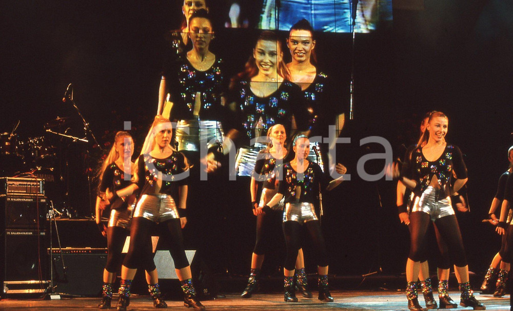 35mm vintage slide* 1999 GRANDE MEETING SANREMO gruppo ballo Ligure (3)  Diapositiva d'epoca, in formato 35 mm.CONDIZIONI: GOODE' severamente vietata la riproduzione. Tutti i diritti sono riservati.Nella diapositiva ICharta mette in vendita, sul negozio eBay e in esclusiva sul sito "icharta" il proprio archivio composto da numerose diapositive e negativi fotografici d'epoca, tutti originali e autentici, che attraversano la storia del costume italiano tra gli la fine degli anni Sessanta e Novanta.Si tratta di uno sguardo inedito sull'attualit&agrave;, la politica, la vita quotidiana, il gossip e la cultura, che fotografa il cambiamento della nazione in quest'ultimo scorcio del XX secolo. Un'occasione unica per il mercato del collezionismo, che vede finalmente disponibile un archivio eccezionale per vastit&agrave;, tematiche e condizioni, in un settore (il negativo fotografico e la diapositiva) di assoluta novit&agrave; e dalle interessanti prospettive di investimento. GOOD/buono   originale e autentica 1