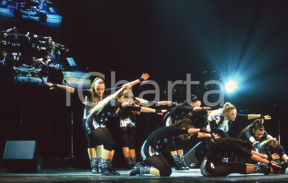 35mm vintage slide* 1999 GRANDE MEETING SANREMO gruppo ballo Ligure (5)  Diapositiva d'epoca, in formato 35 mm.CONDIZIONI: GOODE' severamente vietata la riproduzione. Tutti i diritti sono riservati.Nella diapositiva ICharta mette in vendita, sul negozio eBay e in esclusiva sul sito "icharta" il proprio archivio composto da numerose diapositive e negativi fotografici d'epoca, tutti originali e autentici, che attraversano la storia del costume italiano tra gli la fine degli anni Sessanta e Novanta.Si tratta di uno sguardo inedito sull'attualit&agrave;, la politica, la vita quotidiana, il gossip e la cultura, che fotografa il cambiamento della nazione in quest'ultimo scorcio del XX secolo. Un'occasione unica per il mercato del collezionismo, che vede finalmente disponibile un archivio eccezionale per vastit&agrave;, tematiche e condizioni, in un settore (il negativo fotografico e la diapositiva) di assoluta novit&agrave; e dalle interessanti prospettive di investimento. GOOD/buono   originale e autentica 1