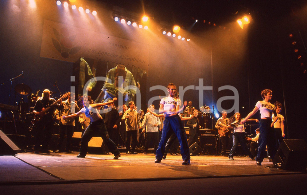 35mm vintage slide* 1999 GRANDE MEETING SANREMO coro Emmanuel e balletto (1)  Diapositiva d'epoca, in formato 35 mm.CONDIZIONI: GOODE' severamente vietata la riproduzione. Tutti i diritti sono riservati.Nella diapositiva ICharta mette in vendita, sul negozio eBay e in esclusiva sul sito "icharta" il proprio archivio composto da numerose diapositive e negativi fotografici d'epoca, tutti originali e autentici, che attraversano la storia del costume italiano tra gli la fine degli anni Sessanta e Novanta.Si tratta di uno sguardo inedito sull'attualit&agrave;, la politica, la vita quotidiana, il gossip e la cultura, che fotografa il cambiamento della nazione in quest'ultimo scorcio del XX secolo. Un'occasione unica per il mercato del collezionismo, che vede finalmente disponibile un archivio eccezionale per vastit&agrave;, tematiche e condizioni, in un settore (il negativo fotografico e la diapositiva) di assoluta novit&agrave; e dalle interessanti prospettive di investimento. GOOD/buono   originale e autentica 1
