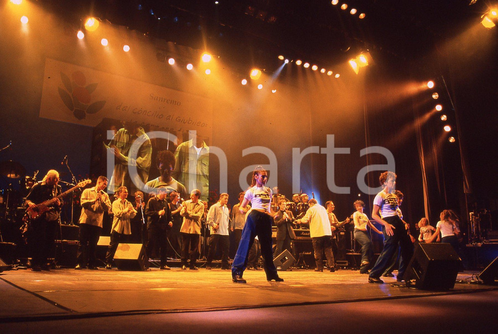 35mm vintage slide* 1999 GRANDE MEETING SANREMO coro Emmanuel e balletto (3)  Diapositiva d'epoca, in formato 35 mm.CONDIZIONI: GOODE' severamente vietata la riproduzione. Tutti i diritti sono riservati.Nella diapositiva ICharta mette in vendita, sul negozio eBay e in esclusiva sul sito "icharta" il proprio archivio composto da numerose diapositive e negativi fotografici d'epoca, tutti originali e autentici, che attraversano la storia del costume italiano tra gli la fine degli anni Sessanta e Novanta.Si tratta di uno sguardo inedito sull'attualit&agrave;, la politica, la vita quotidiana, il gossip e la cultura, che fotografa il cambiamento della nazione in quest'ultimo scorcio del XX secolo. Un'occasione unica per il mercato del collezionismo, che vede finalmente disponibile un archivio eccezionale per vastit&agrave;, tematiche e condizioni, in un settore (il negativo fotografico e la diapositiva) di assoluta novit&agrave; e dalle interessanti prospettive di investimento. GOOD/buono   originale e autentica 1