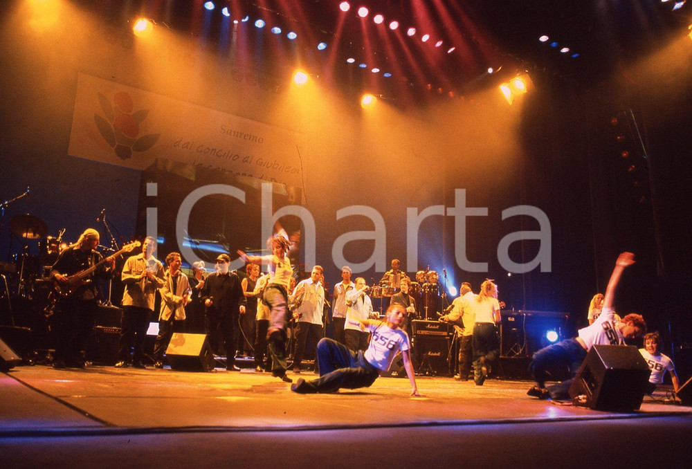 35mm vintage slide* 1999 GRANDE MEETING SANREMO coro Emmanuel e balletto (4)  Diapositiva d'epoca, in formato 35 mm.CONDIZIONI: GOODE' severamente vietata la riproduzione. Tutti i diritti sono riservati.Nella diapositiva ICharta mette in vendita, sul negozio eBay e in esclusiva sul sito "icharta" il proprio archivio composto da numerose diapositive e negativi fotografici d'epoca, tutti originali e autentici, che attraversano la storia del costume italiano tra gli la fine degli anni Sessanta e Novanta.Si tratta di uno sguardo inedito sull'attualit&agrave;, la politica, la vita quotidiana, il gossip e la cultura, che fotografa il cambiamento della nazione in quest'ultimo scorcio del XX secolo. Un'occasione unica per il mercato del collezionismo, che vede finalmente disponibile un archivio eccezionale per vastit&agrave;, tematiche e condizioni, in un settore (il negativo fotografico e la diapositiva) di assoluta novit&agrave; e dalle interessanti prospettive di investimento. GOOD/buono   originale e autentica 1