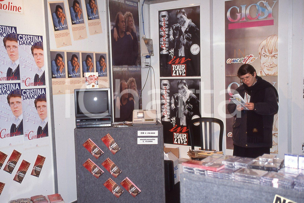 35mm vintage slide* 1999 GRANDE MEETING SANREMO angolo del merchandising (1)  Diapositiva d'epoca, in formato 35 mm.CONDIZIONI: GOODE' severamente vietata la riproduzione. Tutti i diritti sono riservati.Nella diapositiva ICharta mette in vendita, sul negozio eBay e in esclusiva sul sito "icharta" il proprio archivio composto da numerose diapositive e negativi fotografici d'epoca, tutti originali e autentici, che attraversano la storia del costume italiano tra gli la fine degli anni Sessanta e Novanta.Si tratta di uno sguardo inedito sull'attualit&agrave;, la politica, la vita quotidiana, il gossip e la cultura, che fotografa il cambiamento della nazione in quest'ultimo scorcio del XX secolo. Un'occasione unica per il mercato del collezionismo, che vede finalmente disponibile un archivio eccezionale per vastit&agrave;, tematiche e condizioni, in un settore (il negativo fotografico e la diapositiva) di assoluta novit&agrave; e dalle interessanti prospettive di investimento. GOOD/buono   originale e autentica 1