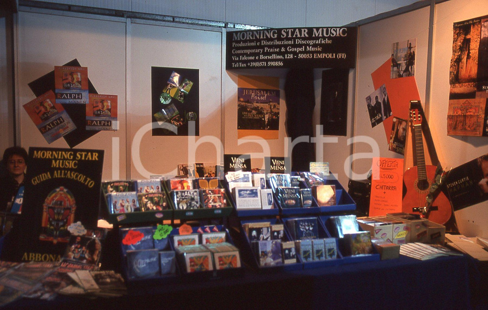 35mm vintage slide* 1999 GRANDE MEETING SANREMO angolo del merchandising (2)  Diapositiva d'epoca, in formato 35 mm.CONDIZIONI: GOODE' severamente vietata la riproduzione. Tutti i diritti sono riservati.Nella diapositiva ICharta mette in vendita, sul negozio eBay e in esclusiva sul sito "icharta" il proprio archivio composto da numerose diapositive e negativi fotografici d'epoca, tutti originali e autentici, che attraversano la storia del costume italiano tra gli la fine degli anni Sessanta e Novanta.Si tratta di uno sguardo inedito sull'attualit&agrave;, la politica, la vita quotidiana, il gossip e la cultura, che fotografa il cambiamento della nazione in quest'ultimo scorcio del XX secolo. Un'occasione unica per il mercato del collezionismo, che vede finalmente disponibile un archivio eccezionale per vastit&agrave;, tematiche e condizioni, in un settore (il negativo fotografico e la diapositiva) di assoluta novit&agrave; e dalle interessanti prospettive di investimento. GOOD/buono   originale e autentica 1