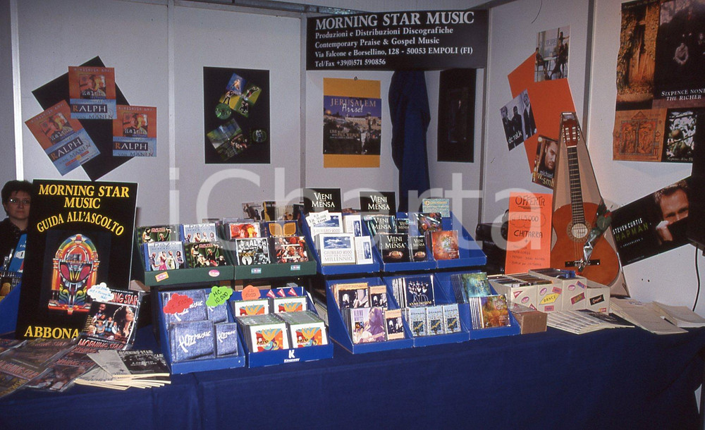 35mm vintage slide* 1999 GRANDE MEETING SANREMO angolo del merchandising (3)  Diapositiva d'epoca, in formato 35 mm.CONDIZIONI: GOODE' severamente vietata la riproduzione. Tutti i diritti sono riservati.Nella diapositiva ICharta mette in vendita, sul negozio eBay e in esclusiva sul sito "icharta" il proprio archivio composto da numerose diapositive e negativi fotografici d'epoca, tutti originali e autentici, che attraversano la storia del costume italiano tra gli la fine degli anni Sessanta e Novanta.Si tratta di uno sguardo inedito sull'attualit&agrave;, la politica, la vita quotidiana, il gossip e la cultura, che fotografa il cambiamento della nazione in quest'ultimo scorcio del XX secolo. Un'occasione unica per il mercato del collezionismo, che vede finalmente disponibile un archivio eccezionale per vastit&agrave;, tematiche e condizioni, in un settore (il negativo fotografico e la diapositiva) di assoluta novit&agrave; e dalle interessanti prospettive di investimento. GOOD/buono   originale e autentica 1