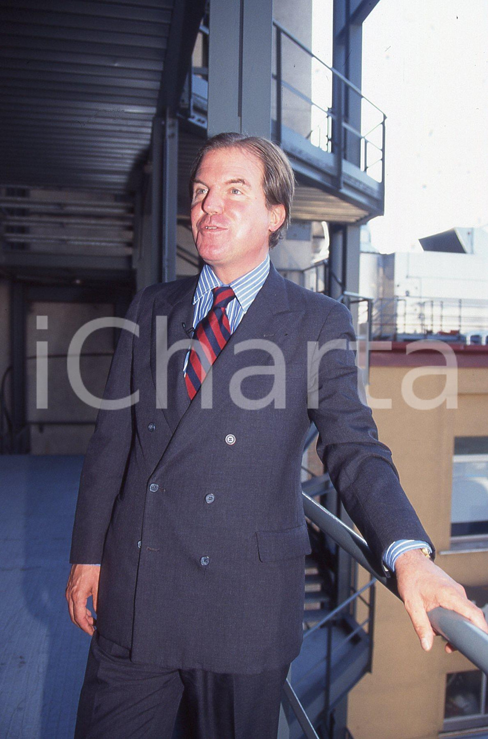 35mm vintage slide* 1995 MILANO Nicholas NEGROPONTE a convegno in Fiera (8)  Diapositiva d'epoca, in formato 35 mm.E' severamente vietata la riproduzione. Tutti i diritti sono riservati.Nella diapositiva ICharta mette in vendita, sul negozio eBay e in esclusiva sul sito "icharta" il proprio archivio composto da numerose diapositive e negativi fotografici d'epoca, tutti originali e autentici, che attraversano la storia del costume italiano tra la fine degli anni Sessanta e Novanta.Si tratta di uno sguardo inedito sull'attualità, la politica, la vita quotidiana, il gossip e la cultura, che fotografa il cambiamento della nazione in quest'ultimo scorcio del XX secolo. Un'occasione unica per il mercato del collezionismo, che vede finalmente disponibile un archivio eccezionale per vastità, tematiche e condizioni, in un settore (il negativo fotografico e la diapositiva) di assoluta novità e dalle interessanti prospettive di investimento. GOOD/buono   originale e autentica 1