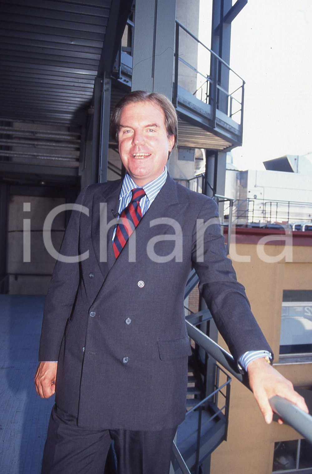 35mm vintage slide* 1995 MILANO Nicholas NEGROPONTE a convegno in Fiera (9)  Diapositiva d'epoca, in formato 35 mm.CONDIZIONI: GOODE' severamente vietata la riproduzione. Tutti i diritti sono riservati.Nella diapositiva ICharta mette in vendita, sul negozio eBay e in esclusiva sul sito "icharta" il proprio archivio composto da numerose diapositive e negativi fotografici d'epoca, tutti originali e autentici, che attraversano la storia del costume italiano tra gli la fine degli anni Sessanta e Novanta.Si tratta di uno sguardo inedito sull'attualit&agrave;, la politica, la vita quotidiana, il gossip e la cultura, che fotografa il cambiamento della nazione in quest'ultimo scorcio del XX secolo. Un'occasione unica per il mercato del collezionismo, che vede finalmente disponibile un archivio eccezionale per vastit&agrave;, tematiche e condizioni, in un settore (il negativo fotografico e la diapositiva) di assoluta novit&agrave; e dalle interessanti prospettive di investimento. GOOD/buono   originale e autentica 1