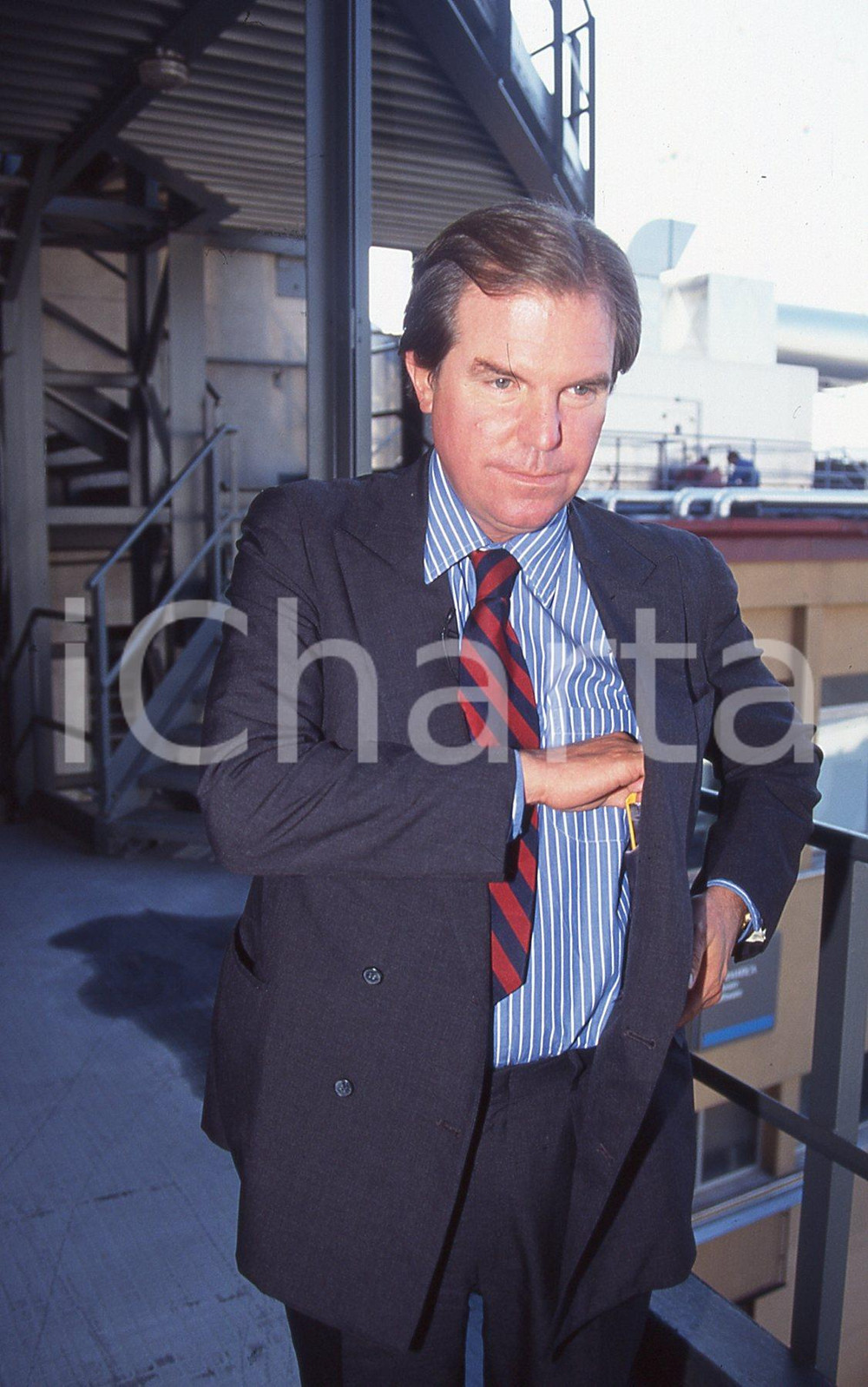 35mm vintage slide* 1995 MILANO Nicholas NEGROPONTE a convegno in Fiera (11)  Diapositiva d'epoca, in formato 35 mm.CONDIZIONI: GOODE' severamente vietata la riproduzione. Tutti i diritti sono riservati.Nella diapositiva ICharta mette in vendita, sul negozio eBay e in esclusiva sul sito "icharta" il proprio archivio composto da numerose diapositive e negativi fotografici d'epoca, tutti originali e autentici, che attraversano la storia del costume italiano tra gli la fine degli anni Sessanta e Novanta.Si tratta di uno sguardo inedito sull'attualit&agrave;, la politica, la vita quotidiana, il gossip e la cultura, che fotografa il cambiamento della nazione in quest'ultimo scorcio del XX secolo. Un'occasione unica per il mercato del collezionismo, che vede finalmente disponibile un archivio eccezionale per vastit&agrave;, tematiche e condizioni, in un settore (il negativo fotografico e la diapositiva) di assoluta novit&agrave; e dalle interessanti prospettive di investimento. GOOD/buono   originale e autentica 1