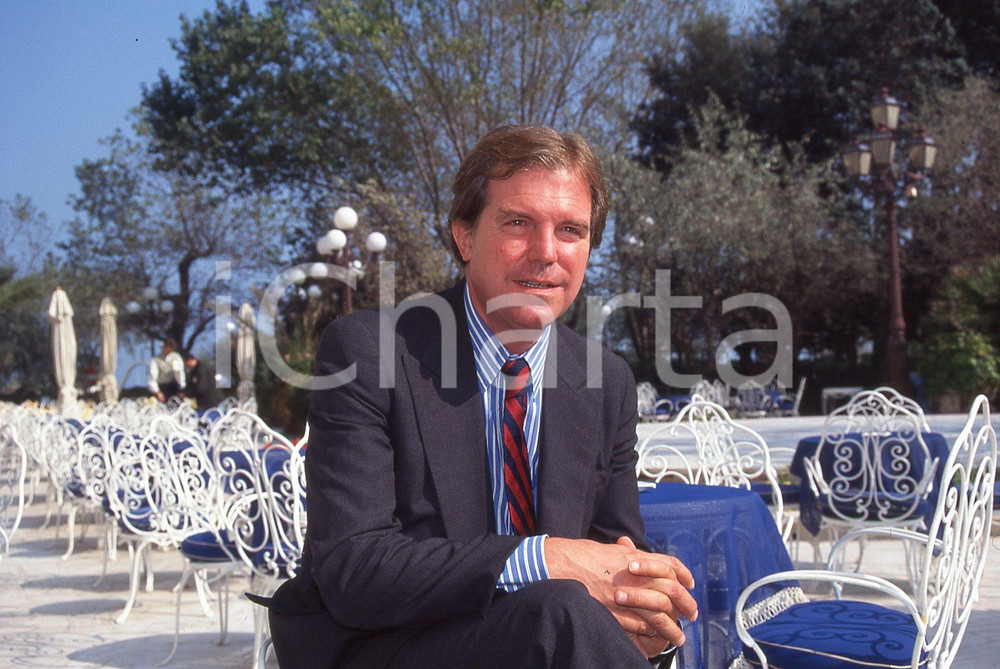 35mm vintage slide* 1995 ITALIA - COSTUME  Nicholas NEGROPONTE ritratto (2)  Diapositiva d'epoca, in formato 35 mm.CONDIZIONI: GOODE' severamente vietata la riproduzione. Tutti i diritti sono riservati.Nella diapositiva ICharta mette in vendita, sul negozio eBay e in esclusiva sul sito "icharta" il proprio archivio composto da numerose diapositive e negativi fotografici d'epoca, tutti originali e autentici, che attraversano la storia del costume italiano tra gli la fine degli anni Sessanta e Novanta.Si tratta di uno sguardo inedito sull'attualit&agrave;, la politica, la vita quotidiana, il gossip e la cultura, che fotografa il cambiamento della nazione in quest'ultimo scorcio del XX secolo. Un'occasione unica per il mercato del collezionismo, che vede finalmente disponibile un archivio eccezionale per vastit&agrave;, tematiche e condizioni, in un settore (il negativo fotografico e la diapositiva) di assoluta novit&agrave; e dalle interessanti prospettive di investimento. GOOD/buono   originale e autentica 1