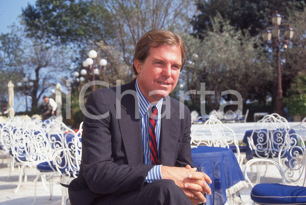 35mm vintage slide* 1995 ITALIA - COSTUME  Nicholas NEGROPONTE ritratto (5)  Diapositiva d'epoca, in formato 35 mm.CONDIZIONI: GOODE' severamente vietata la riproduzione. Tutti i diritti sono riservati.Nella diapositiva ICharta mette in vendita, sul negozio eBay e in esclusiva sul sito "icharta" il proprio archivio composto da numerose diapositive e negativi fotografici d'epoca, tutti originali e autentici, che attraversano la storia del costume italiano tra gli la fine degli anni Sessanta e Novanta.Si tratta di uno sguardo inedito sull'attualit&agrave;, la politica, la vita quotidiana, il gossip e la cultura, che fotografa il cambiamento della nazione in quest'ultimo scorcio del XX secolo. Un'occasione unica per il mercato del collezionismo, che vede finalmente disponibile un archivio eccezionale per vastit&agrave;, tematiche e condizioni, in un settore (il negativo fotografico e la diapositiva) di assoluta novit&agrave; e dalle interessanti prospettive di investimento. GOOD/buono   originale e autentica 1