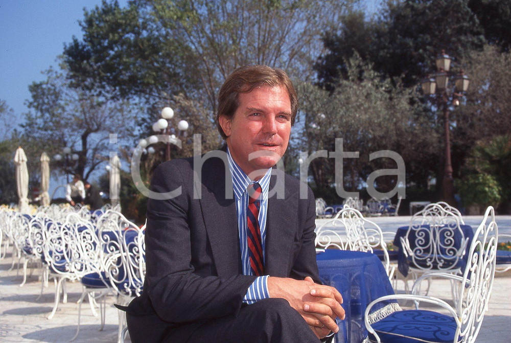 35mm vintage slide* 1995 ITALIA - COSTUME  Nicholas NEGROPONTE ritratto (7)  Diapositiva d'epoca, in formato 35 mm.CONDIZIONI: GOODE' severamente vietata la riproduzione. Tutti i diritti sono riservati.Nella diapositiva ICharta mette in vendita, sul negozio eBay e in esclusiva sul sito "icharta" il proprio archivio composto da numerose diapositive e negativi fotografici d'epoca, tutti originali e autentici, che attraversano la storia del costume italiano tra gli la fine degli anni Sessanta e Novanta.Si tratta di uno sguardo inedito sull'attualit&agrave;, la politica, la vita quotidiana, il gossip e la cultura, che fotografa il cambiamento della nazione in quest'ultimo scorcio del XX secolo. Un'occasione unica per il mercato del collezionismo, che vede finalmente disponibile un archivio eccezionale per vastit&agrave;, tematiche e condizioni, in un settore (il negativo fotografico e la diapositiva) di assoluta novit&agrave; e dalle interessanti prospettive di investimento. GOOD/buono   originale e autentica 1