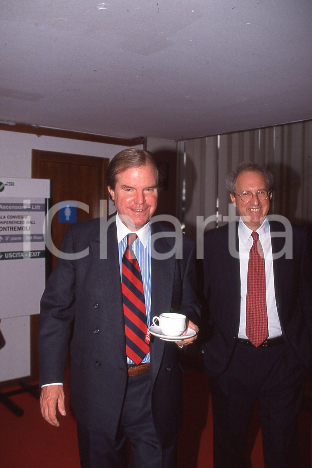 35mm vintage slide* 1995 MILANO Nicholas NEGROPONTE a convegno in Fiera (24)  Diapositiva d'epoca, in formato 35 mm.CONDIZIONI: GOODE' severamente vietata la riproduzione. Tutti i diritti sono riservati.Nella diapositiva ICharta mette in vendita, sul negozio eBay e in esclusiva sul sito "icharta" il proprio archivio composto da numerose diapositive e negativi fotografici d'epoca, tutti originali e autentici, che attraversano la storia del costume italiano tra gli la fine degli anni Sessanta e Novanta.Si tratta di uno sguardo inedito sull'attualit&agrave;, la politica, la vita quotidiana, il gossip e la cultura, che fotografa il cambiamento della nazione in quest'ultimo scorcio del XX secolo. Un'occasione unica per il mercato del collezionismo, che vede finalmente disponibile un archivio eccezionale per vastit&agrave;, tematiche e condizioni, in un settore (il negativo fotografico e la diapositiva) di assoluta novit&agrave; e dalle interessanti prospettive di investimento. GOOD/buono   originale e autentica 1