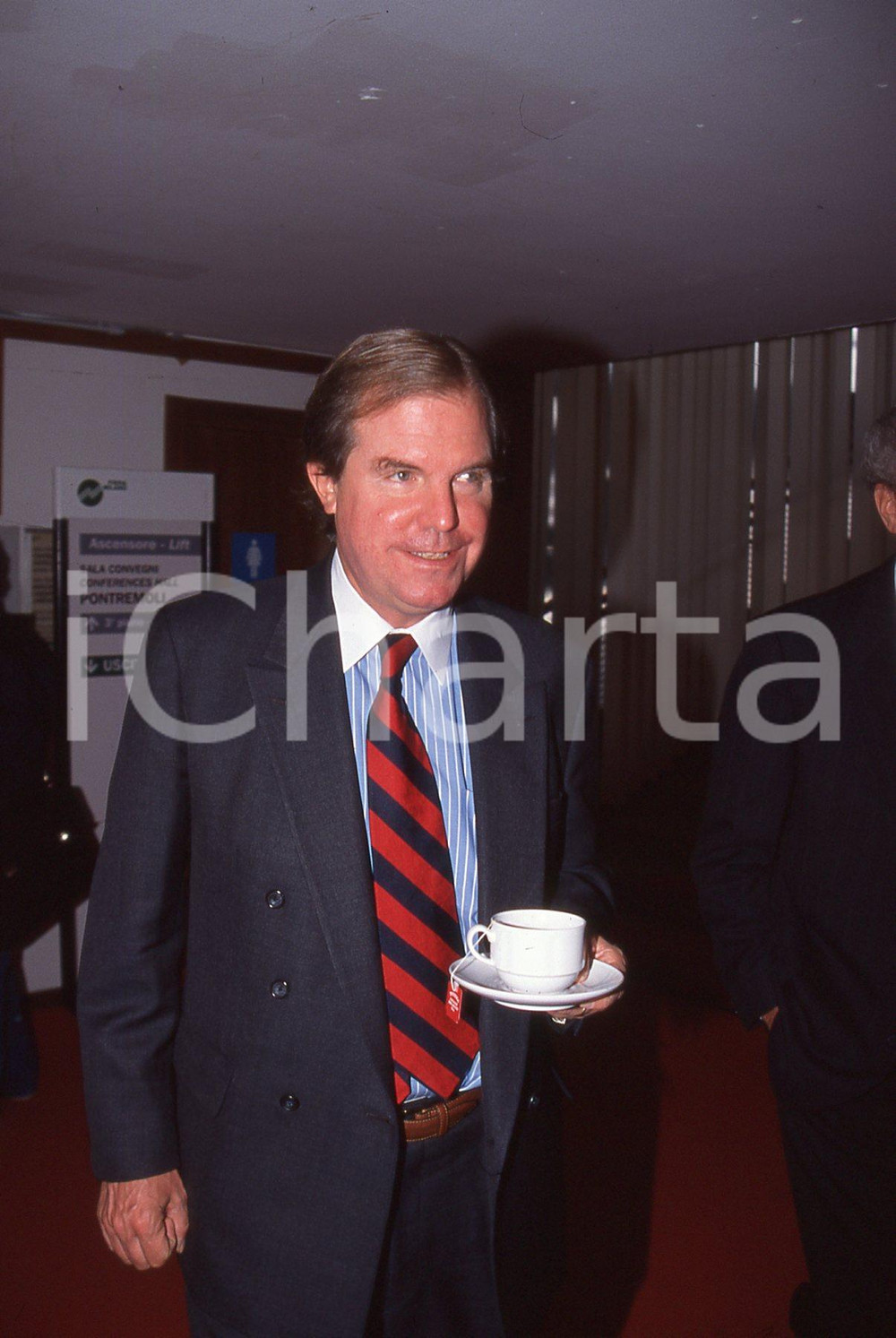 35mm vintage slide* 1995 MILANO Nicholas NEGROPONTE a convegno in Fiera (25)  Diapositiva d'epoca, in formato 35 mm.CONDIZIONI: GOODE' severamente vietata la riproduzione. Tutti i diritti sono riservati.Nella diapositiva ICharta mette in vendita, sul negozio eBay e in esclusiva sul sito "icharta" il proprio archivio composto da numerose diapositive e negativi fotografici d'epoca, tutti originali e autentici, che attraversano la storia del costume italiano tra gli la fine degli anni Sessanta e Novanta.Si tratta di uno sguardo inedito sull'attualit&agrave;, la politica, la vita quotidiana, il gossip e la cultura, che fotografa il cambiamento della nazione in quest'ultimo scorcio del XX secolo. Un'occasione unica per il mercato del collezionismo, che vede finalmente disponibile un archivio eccezionale per vastit&agrave;, tematiche e condizioni, in un settore (il negativo fotografico e la diapositiva) di assoluta novit&agrave; e dalle interessanti prospettive di investimento. GOOD/buono   originale e autentica 1