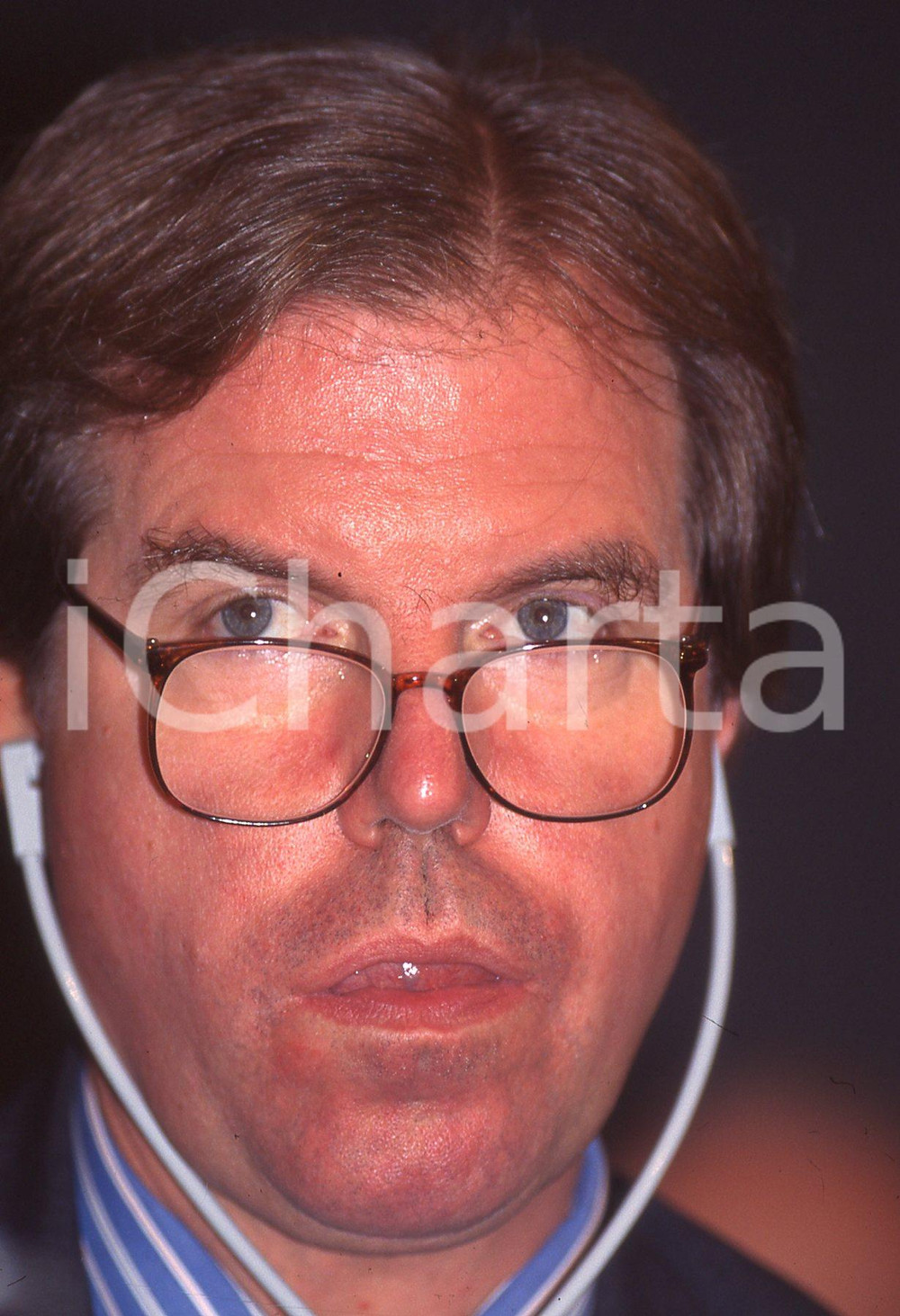 35mm vintage slide* 1995 MILANO Nicholas NEGROPONTE con cuffie per traduzione  Diapositiva d'epoca, in formato 35 mm.CONDIZIONI: GOODE' severamente vietata la riproduzione. Tutti i diritti sono riservati.Nella diapositiva ICharta mette in vendita, sul negozio eBay e in esclusiva sul sito "icharta" il proprio archivio composto da numerose diapositive e negativi fotografici d'epoca, tutti originali e autentici, che attraversano la storia del costume italiano tra gli la fine degli anni Sessanta e Novanta.Si tratta di uno sguardo inedito sull'attualit&agrave;, la politica, la vita quotidiana, il gossip e la cultura, che fotografa il cambiamento della nazione in quest'ultimo scorcio del XX secolo. Un'occasione unica per il mercato del collezionismo, che vede finalmente disponibile un archivio eccezionale per vastit&agrave;, tematiche e condizioni, in un settore (il negativo fotografico e la diapositiva) di assoluta novit&agrave; e dalle interessanti prospettive di investimento. GOOD/buono   originale e autentica 1