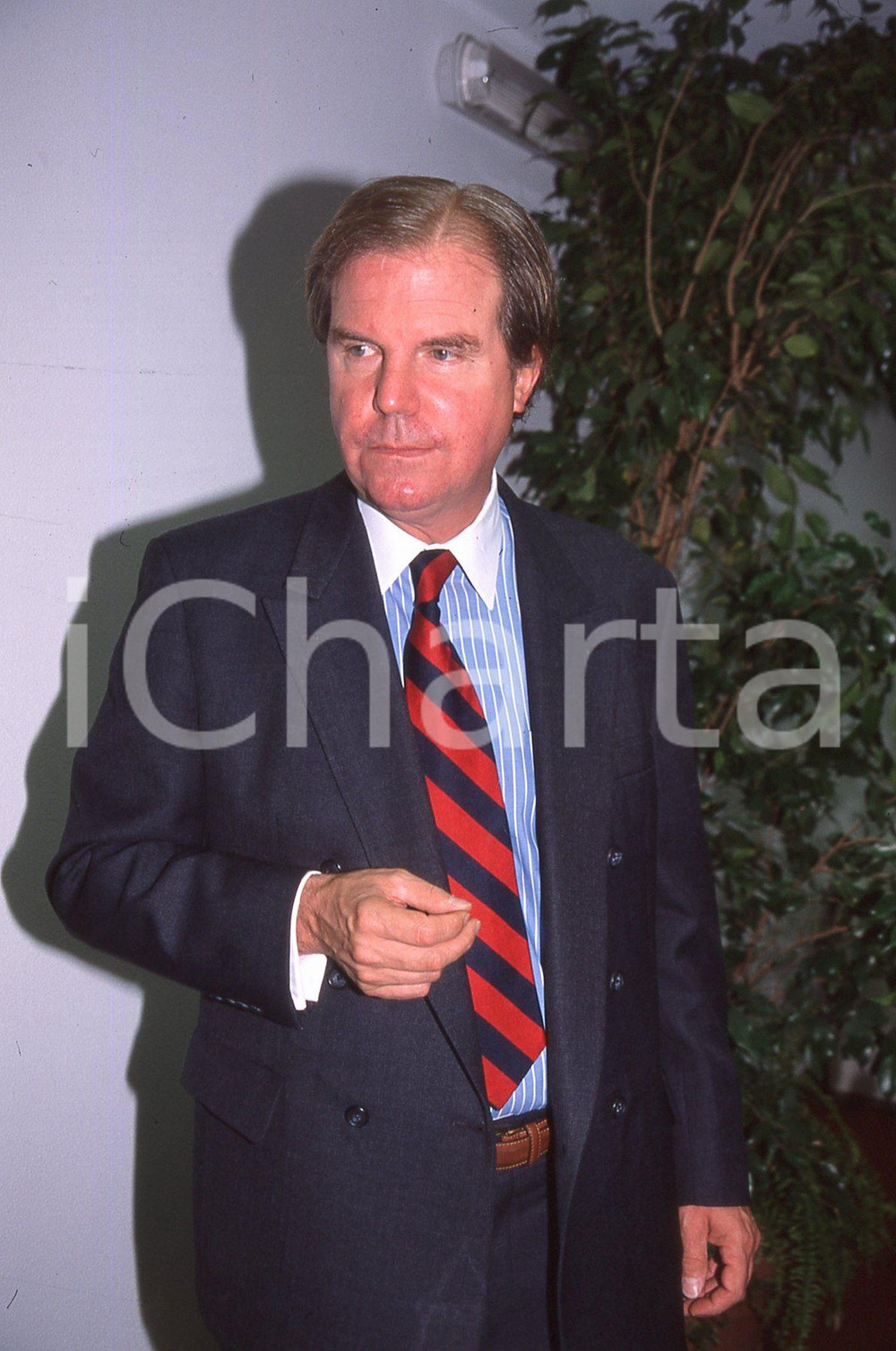 35mm vintage slide* 1995 MILANO Nicholas NEGROPONTE a convegno in Fiera (21)  Diapositiva d'epoca, in formato 35 mm.CONDIZIONI: GOODE' severamente vietata la riproduzione. Tutti i diritti sono riservati.Nella diapositiva ICharta mette in vendita, sul negozio eBay e in esclusiva sul sito "icharta" il proprio archivio composto da numerose diapositive e negativi fotografici d'epoca, tutti originali e autentici, che attraversano la storia del costume italiano tra gli la fine degli anni Sessanta e Novanta.Si tratta di uno sguardo inedito sull'attualit&agrave;, la politica, la vita quotidiana, il gossip e la cultura, che fotografa il cambiamento della nazione in quest'ultimo scorcio del XX secolo. Un'occasione unica per il mercato del collezionismo, che vede finalmente disponibile un archivio eccezionale per vastit&agrave;, tematiche e condizioni, in un settore (il negativo fotografico e la diapositiva) di assoluta novit&agrave; e dalle interessanti prospettive di investimento. GOOD/buono   originale e autentica 1