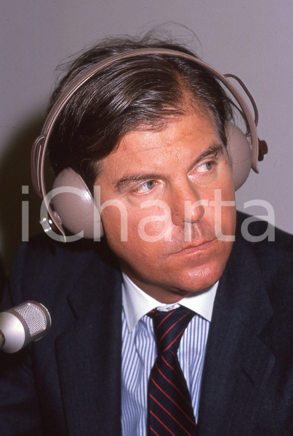 35mm vintage slide *1995 MILANO Nicholas NEGROPONTE con cuffie per traduzione 4  Diapositiva d'epoca, in formato 35 mm.CONDIZIONI: GOODE' severamente vietata la riproduzione. Tutti i diritti sono riservati.Nella diapositiva ICharta mette in vendita, sul negozio eBay e in esclusiva sul sito "icharta" il proprio archivio composto da numerose diapositive e negativi fotografici d'epoca, tutti originali e autentici, che attraversano la storia del costume italiano tra gli la fine degli anni Sessanta e Novanta.Si tratta di uno sguardo inedito sull'attualit&agrave;, la politica, la vita quotidiana, il gossip e la cultura, che fotografa il cambiamento della nazione in quest'ultimo scorcio del XX secolo. Un'occasione unica per il mercato del collezionismo, che vede finalmente disponibile un archivio eccezionale per vastit&agrave;, tematiche e condizioni, in un settore (il negativo fotografico e la diapositiva) di assoluta novit&agrave; e dalle interessanti prospettive di investimento. GOOD/buono   originale e autentica 1