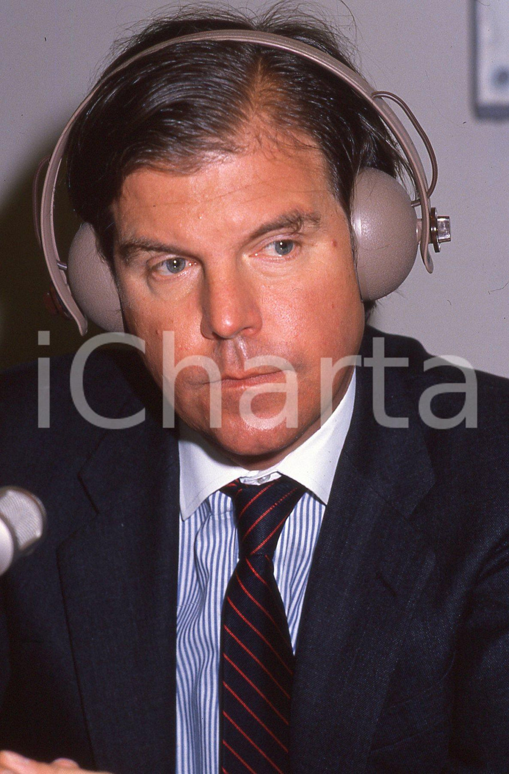 35mm vintage slide* 1995 MILANO Nicholas NEGROPONTE con cuffie per traduzione 5  Diapositiva d'epoca, in formato 35 mm.CONDIZIONI: GOODE' severamente vietata la riproduzione. Tutti i diritti sono riservati.Nella diapositiva ICharta mette in vendita, sul negozio eBay e in esclusiva sul sito "icharta" il proprio archivio composto da numerose diapositive e negativi fotografici d'epoca, tutti originali e autentici, che attraversano la storia del costume italiano tra gli la fine degli anni Sessanta e Novanta.Si tratta di uno sguardo inedito sull'attualit&agrave;, la politica, la vita quotidiana, il gossip e la cultura, che fotografa il cambiamento della nazione in quest'ultimo scorcio del XX secolo. Un'occasione unica per il mercato del collezionismo, che vede finalmente disponibile un archivio eccezionale per vastit&agrave;, tematiche e condizioni, in un settore (il negativo fotografico e la diapositiva) di assoluta novit&agrave; e dalle interessanti prospettive di investimento. GOOD/buono   originale e autentica 1