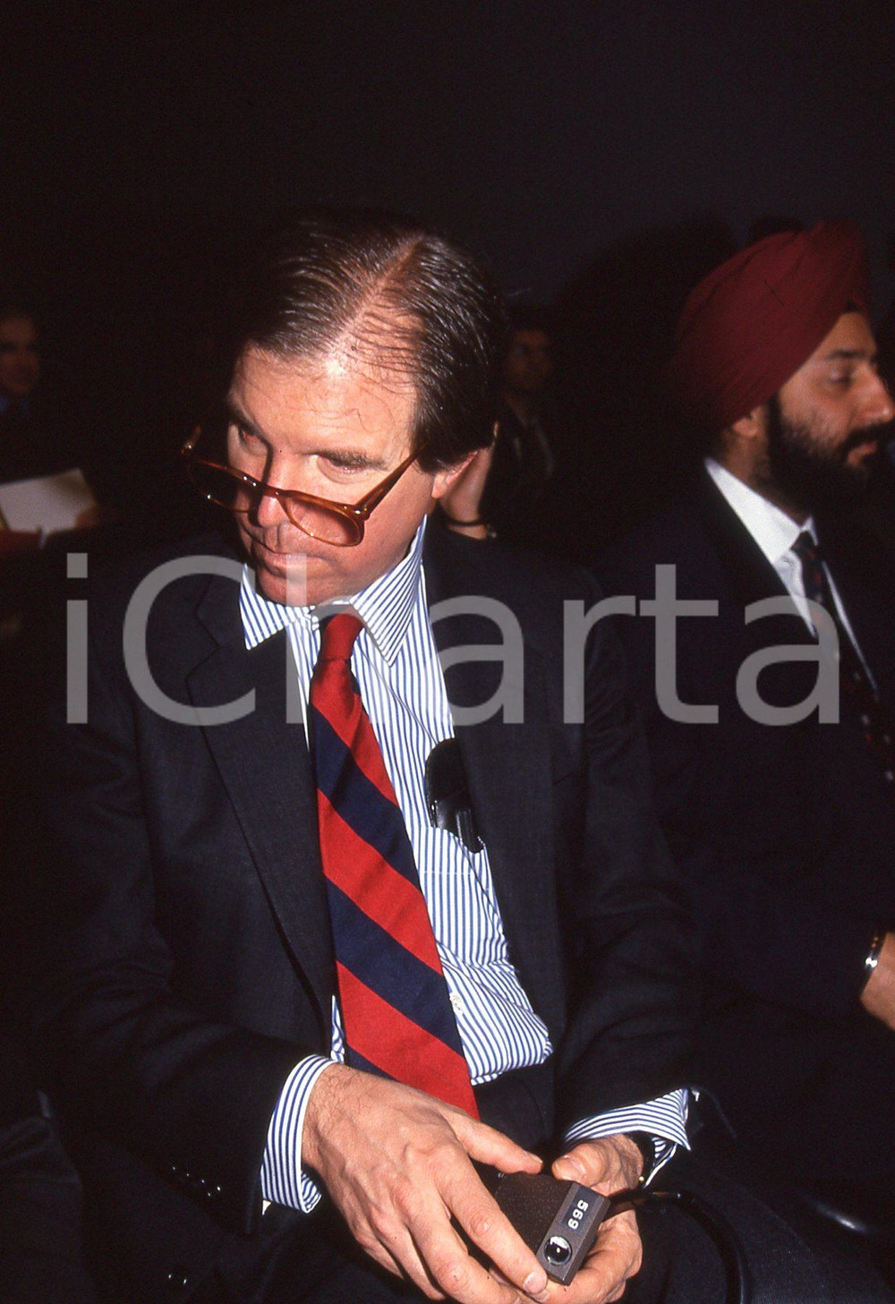 35mm vintage slide* 1995 MILANO Nicholas NEGROPONTE a convegno in Fiera (29)  Diapositiva d'epoca, in formato 35 mm.CONDIZIONI: GOODE' severamente vietata la riproduzione. Tutti i diritti sono riservati.Nella diapositiva ICharta mette in vendita, sul negozio eBay e in esclusiva sul sito "icharta" il proprio archivio composto da numerose diapositive e negativi fotografici d'epoca, tutti originali e autentici, che attraversano la storia del costume italiano tra gli la fine degli anni Sessanta e Novanta.Si tratta di uno sguardo inedito sull'attualit&agrave;, la politica, la vita quotidiana, il gossip e la cultura, che fotografa il cambiamento della nazione in quest'ultimo scorcio del XX secolo. Un'occasione unica per il mercato del collezionismo, che vede finalmente disponibile un archivio eccezionale per vastit&agrave;, tematiche e condizioni, in un settore (il negativo fotografico e la diapositiva) di assoluta novit&agrave; e dalle interessanti prospettive di investimento. GOOD/buono   originale e autentica 1