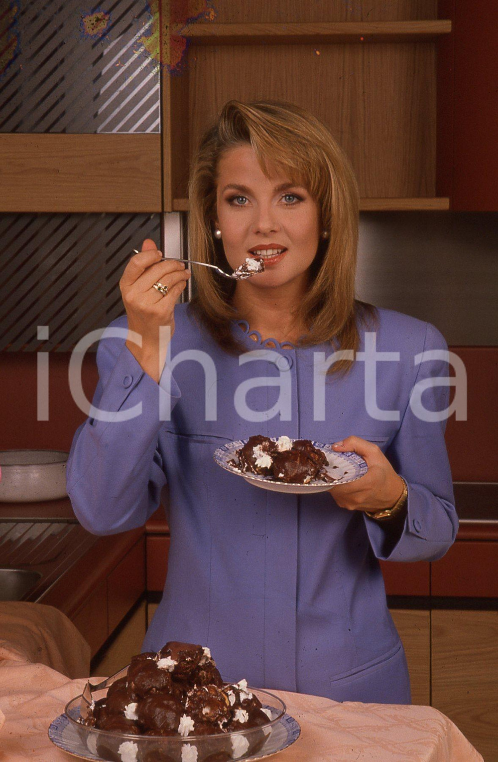 35mm vintage slide* 1990 ITALIA - TELEVISIONE Fiorella PIEROBON e profiteroles 2  Diapositiva d'epoca, in formato 35 mm.CONDIZIONI: GOODE' severamente vietata la riproduzione. Tutti i diritti sono riservati.Nella diapositiva ICharta mette in vendita, sul negozio eBay e in esclusiva sul sito "icharta" il proprio archivio composto da numerose diapositive e negativi fotografici d'epoca, tutti originali e autentici, che attraversano la storia del costume italiano tra gli la fine degli anni Sessanta e Novanta.Si tratta di uno sguardo inedito sull'attualit&agrave;, la politica, la vita quotidiana, il gossip e la cultura, che fotografa il cambiamento della nazione in quest'ultimo scorcio del XX secolo. Un'occasione unica per il mercato del collezionismo, che vede finalmente disponibile un archivio eccezionale per vastit&agrave;, tematiche e condizioni, in un settore (il negativo fotografico e la diapositiva) di assoluta novit&agrave; e dalle interessanti prospettive di investimento. GOOD/buono   originale e autentica 1