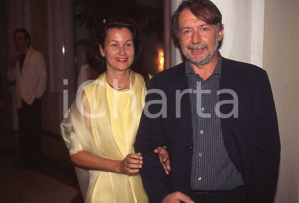 35mm vintage slide* 1990 VIAREGGIO - EUROPACINEMA Monique VEAUTE Felice LAUDADIO  Diapositiva d'epoca, in formato 35 mm.CONDIZIONI: GOODE' severamente vietata la riproduzione. Tutti i diritti sono riservati.Nella diapositiva ICharta mette in vendita, sul negozio eBay e in esclusiva sul sito "icharta" il proprio archivio composto da numerose diapositive e negativi fotografici d'epoca, tutti originali e autentici, che attraversano la storia del costume italiano tra gli la fine degli anni Sessanta e Novanta.Si tratta di uno sguardo inedito sull'attualit&agrave;, la politica, la vita quotidiana, il gossip e la cultura, che fotografa il cambiamento della nazione in quest'ultimo scorcio del XX secolo. Un'occasione unica per il mercato del collezionismo, che vede finalmente disponibile un archivio eccezionale per vastit&agrave;, tematiche e condizioni, in un settore (il negativo fotografico e la diapositiva) di assoluta novit&agrave; e dalle interessanti prospettive di investimento. GOOD/buono   originale e autentica 1