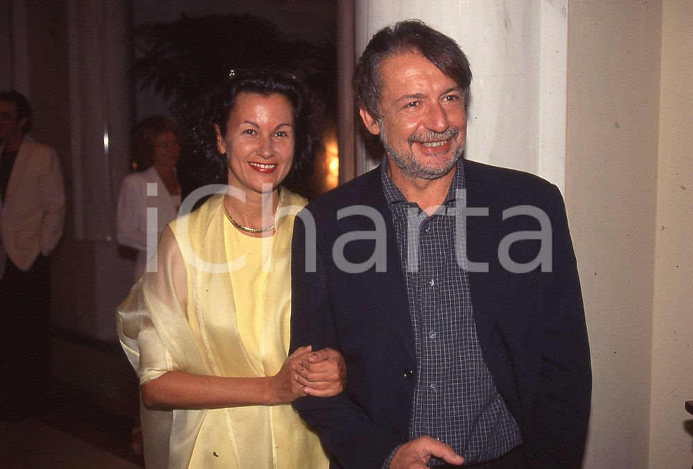 35mm vintage slide* 1990 VIAREGGIO EUROPACINEMA Monique VEAUTE Felice LAUDADIO 1  Diapositiva d'epoca, in formato 35 mm.CONDIZIONI: GOODE' severamente vietata la riproduzione. Tutti i diritti sono riservati.Nella diapositiva ICharta mette in vendita, sul negozio eBay e in esclusiva sul sito "icharta" il proprio archivio composto da numerose diapositive e negativi fotografici d'epoca, tutti originali e autentici, che attraversano la storia del costume italiano tra gli la fine degli anni Sessanta e Novanta.Si tratta di uno sguardo inedito sull'attualit&agrave;, la politica, la vita quotidiana, il gossip e la cultura, che fotografa il cambiamento della nazione in quest'ultimo scorcio del XX secolo. Un'occasione unica per il mercato del collezionismo, che vede finalmente disponibile un archivio eccezionale per vastit&agrave;, tematiche e condizioni, in un settore (il negativo fotografico e la diapositiva) di assoluta novit&agrave; e dalle interessanti prospettive di investimento. GOOD/buono   originale e autentica 1