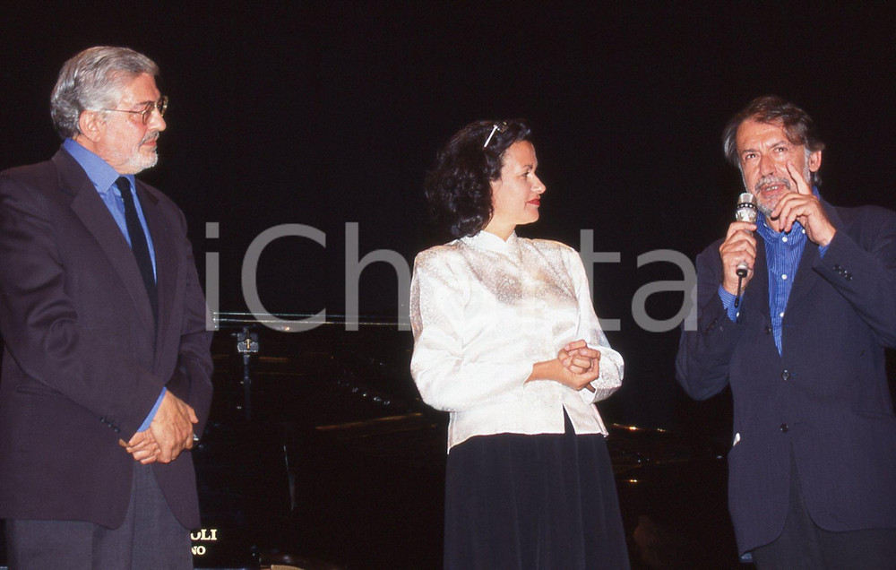 35mm vintage slide* 1990 VIAREGGIO - EUROPACINEMA Ettore SCOLA Felice LAUDADIO  Diapositiva d'epoca, in formato 35 mm.CONDIZIONI: GOODNella diapositiva appare anche Monique Veaute.E' severamente vietata la riproduzione. Tutti i diritti sono riservati.Nella diapositiva ICharta mette in vendita, sul negozio eBay e in esclusiva sul sito "icharta" il proprio archivio composto da numerose diapositive e negativi fotografici d'epoca, tutti originali e autentici, che attraversano la storia del costume italiano tra gli la fine degli anni Sessanta e Novanta.Si tratta di uno sguardo inedito sull'attualit&agrave;, la politica, la vita quotidiana, il gossip e la cultura, che fotografa il cambiamento della nazione in quest'ultimo scorcio del XX secolo. Un'occasione unica per il mercato del collezionismo, che vede finalmente disponibile un archivio eccezionale per vastit&agrave;, tematiche e condizioni, in un settore (il negativo fotografico e la diapositiva) di assoluta novit&agrave; e dalle interessanti prospettive di investimento. GOOD/buono   originale e autentica 1