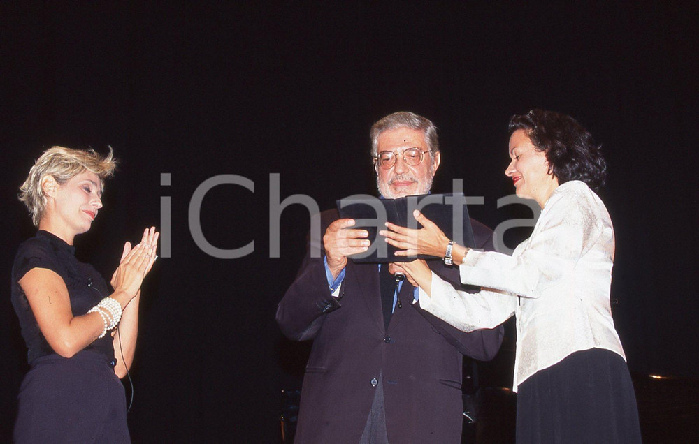 35mm vintage slide* 1990 VIAREGGIO - EUROPACINEMA Ettore SCOLA Monique VEAUTE  Diapositiva d'epoca, in formato 35 mm.CONDIZIONI: GOODE' severamente vietata la riproduzione. Tutti i diritti sono riservati.Nella diapositiva ICharta mette in vendita, sul negozio eBay e in esclusiva sul sito "icharta" il proprio archivio composto da numerose diapositive e negativi fotografici d'epoca, tutti originali e autentici, che attraversano la storia del costume italiano tra gli la fine degli anni Sessanta e Novanta.Si tratta di uno sguardo inedito sull'attualit&agrave;, la politica, la vita quotidiana, il gossip e la cultura, che fotografa il cambiamento della nazione in quest'ultimo scorcio del XX secolo. Un'occasione unica per il mercato del collezionismo, che vede finalmente disponibile un archivio eccezionale per vastit&agrave;, tematiche e condizioni, in un settore (il negativo fotografico e la diapositiva) di assoluta novit&agrave; e dalle interessanti prospettive di investimento. GOOD/buono   originale e autentica 1