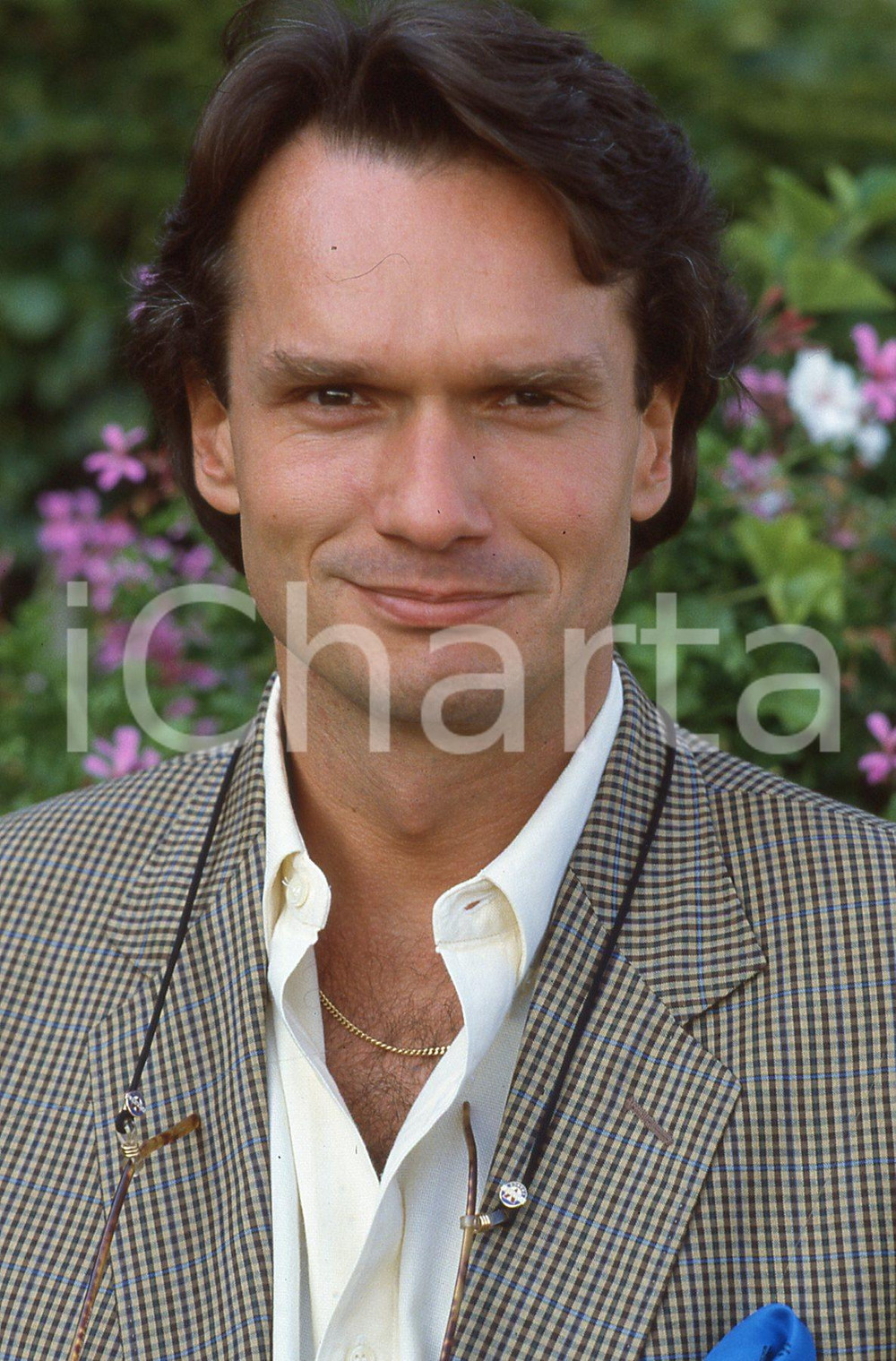 35mm vintage slide* 1987 FRANCIA - CINEMA Francois-Eric GENDRON ritratto (2)  Diapositiva d'epoca, in formato 35 mm.CONDIZIONI: GOODE' severamente vietata la riproduzione. Tutti i diritti sono riservati.Nella diapositiva ICharta mette in vendita, sul negozio eBay e in esclusiva sul sito "icharta" il proprio archivio composto da numerose diapositive e negativi fotografici d'epoca, tutti originali e autentici, che attraversano la storia del costume italiano tra gli la fine degli anni Sessanta e Novanta.Si tratta di uno sguardo inedito sull'attualit&agrave;, la politica, la vita quotidiana, il gossip e la cultura, che fotografa il cambiamento della nazione in quest'ultimo scorcio del XX secolo. Un'occasione unica per il mercato del collezionismo, che vede finalmente disponibile un archivio eccezionale per vastit&agrave;, tematiche e condizioni, in un settore (il negativo fotografico e la diapositiva) di assoluta novit&agrave; e dalle interessanti prospettive di investimento. GOOD/buono   originale e autentica 1