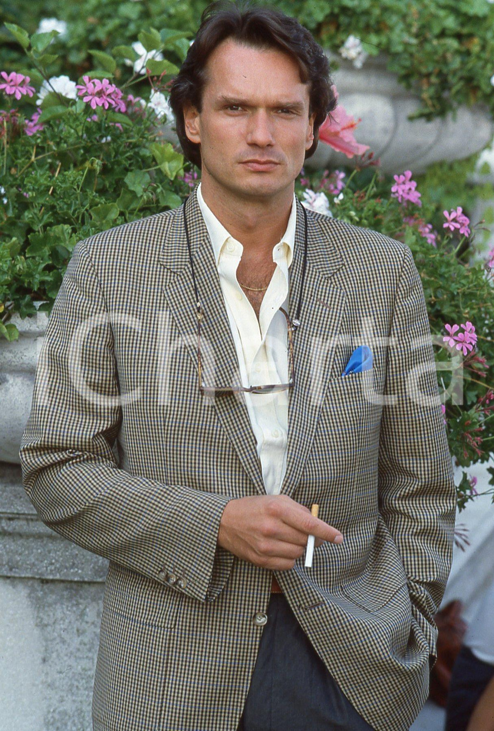 35mm vintage slide* 1987 FRANCIA - CINEMA Francois-Eric GENDRON ritratto (6)  Diapositiva d'epoca, in formato 35 mm.CONDIZIONI: GOODE' severamente vietata la riproduzione. Tutti i diritti sono riservati.Nella diapositiva ICharta mette in vendita, sul negozio eBay e in esclusiva sul sito "icharta" il proprio archivio composto da numerose diapositive e negativi fotografici d'epoca, tutti originali e autentici, che attraversano la storia del costume italiano tra gli la fine degli anni Sessanta e Novanta.Si tratta di uno sguardo inedito sull'attualit&agrave;, la politica, la vita quotidiana, il gossip e la cultura, che fotografa il cambiamento della nazione in quest'ultimo scorcio del XX secolo. Un'occasione unica per il mercato del collezionismo, che vede finalmente disponibile un archivio eccezionale per vastit&agrave;, tematiche e condizioni, in un settore (il negativo fotografico e la diapositiva) di assoluta novit&agrave; e dalle interessanti prospettive di investimento. GOOD/buono   originale e autentica 1