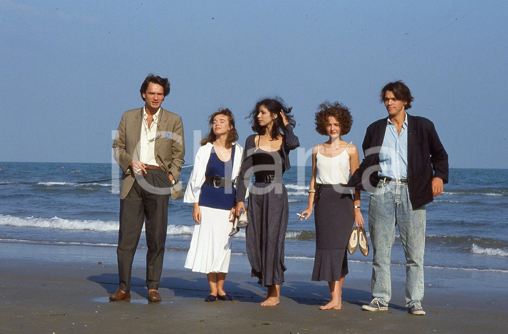 35mm vintage slide* 1987 FRANCIA - CINEMA Francois-Eric GENDRON Sophie RENOIR 1  Diapositiva d'epoca, in formato 35 mm.CONDIZIONI: GOODNella diapositiva appaiono anche Eric Viellard, Emmanuelle Chaulet e Anne-Laure Meury per la presentazione del film L'ami de mon amie.E' severamente vietata la riproduzione. Tutti i diritti sono riservati.Nella diapositiva ICharta mette in vendita, sul negozio eBay e in esclusiva sul sito "icharta" il proprio archivio composto da numerose diapositive e negativi fotografici d'epoca, tutti originali e autentici, che attraversano la storia del costume italiano tra gli la fine degli anni Sessanta e Novanta.Si tratta di uno sguardo inedito sull'attualit&agrave;, la politica, la vita quotidiana, il gossip e la cultura, che fotografa il cambiamento della nazione in quest'ultimo scorcio del XX secolo. Un'occasione unica per il mercato del collezionismo, che vede finalmente disponibile un archivio eccezionale per vastit&agrave;, tematiche e condizioni, in un settore (il negativo fotografico e la diapositiva) di assoluta novit&agrave; e dalle interessanti prospettive di investimento. GOOD/buono   originale e autentica 1