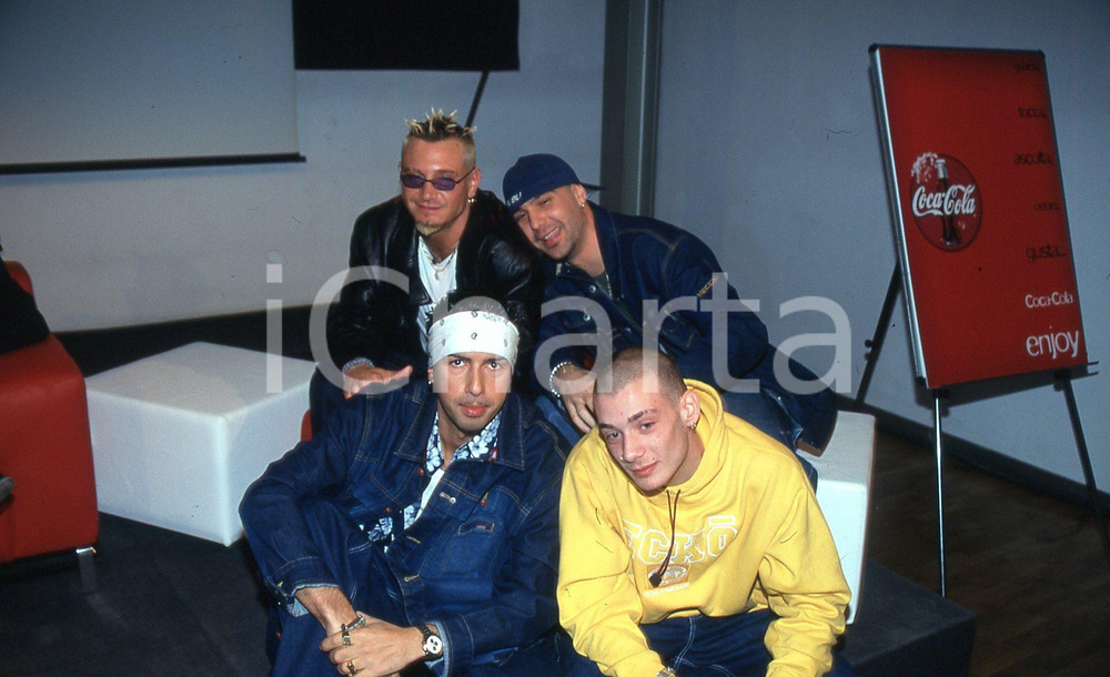 35mm vintage slide* 1999 ITALIA MUSICA gruppo GEMELLI DIVERSI incontro stampa 1  Diapositiva d'epoca, in formato 35 mm.CONDIZIONI: GOODNella diapositiva i componenti del complesso Thema, Strano, Grido e DJ THG.E' severamente vietata la riproduzione. Tutti i diritti sono riservati.Nella diapositiva ICharta mette in vendita, sul negozio eBay e in esclusiva sul sito "icharta" il proprio archivio composto da numerose diapositive e negativi fotografici d'epoca, tutti originali e autentici, che attraversano la storia del costume italiano tra gli la fine degli anni Sessanta e Novanta.Si tratta di uno sguardo inedito sull'attualit&agrave;, la politica, la vita quotidiana, il gossip e la cultura, che fotografa il cambiamento della nazione in quest'ultimo scorcio del XX secolo. Un'occasione unica per il mercato del collezionismo, che vede finalmente disponibile un archivio eccezionale per vastit&agrave;, tematiche e condizioni, in un settore (il negativo fotografico e la diapositiva) di assoluta novit&agrave; e dalle interessanti prospettive di investimento. GOOD/buono   originale e autentica 1