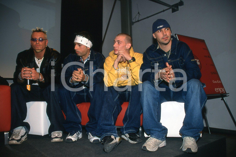 35mm vintage slide* 1999 ITALIA MUSICA gruppo GEMELLI DIVERSI incontro stampa 2  Diapositiva d'epoca, in formato 35 mm.CONDIZIONI: GOODNella diapositiva i componenti del complesso Thema, Strano, Grido e DJ THG.E' severamente vietata la riproduzione. Tutti i diritti sono riservati.Nella diapositiva ICharta mette in vendita, sul negozio eBay e in esclusiva sul sito "icharta" il proprio archivio composto da numerose diapositive e negativi fotografici d'epoca, tutti originali e autentici, che attraversano la storia del costume italiano tra gli la fine degli anni Sessanta e Novanta.Si tratta di uno sguardo inedito sull'attualit&agrave;, la politica, la vita quotidiana, il gossip e la cultura, che fotografa il cambiamento della nazione in quest'ultimo scorcio del XX secolo. Un'occasione unica per il mercato del collezionismo, che vede finalmente disponibile un archivio eccezionale per vastit&agrave;, tematiche e condizioni, in un settore (il negativo fotografico e la diapositiva) di assoluta novit&agrave; e dalle interessanti prospettive di investimento. GOOD/buono   originale e autentica 1